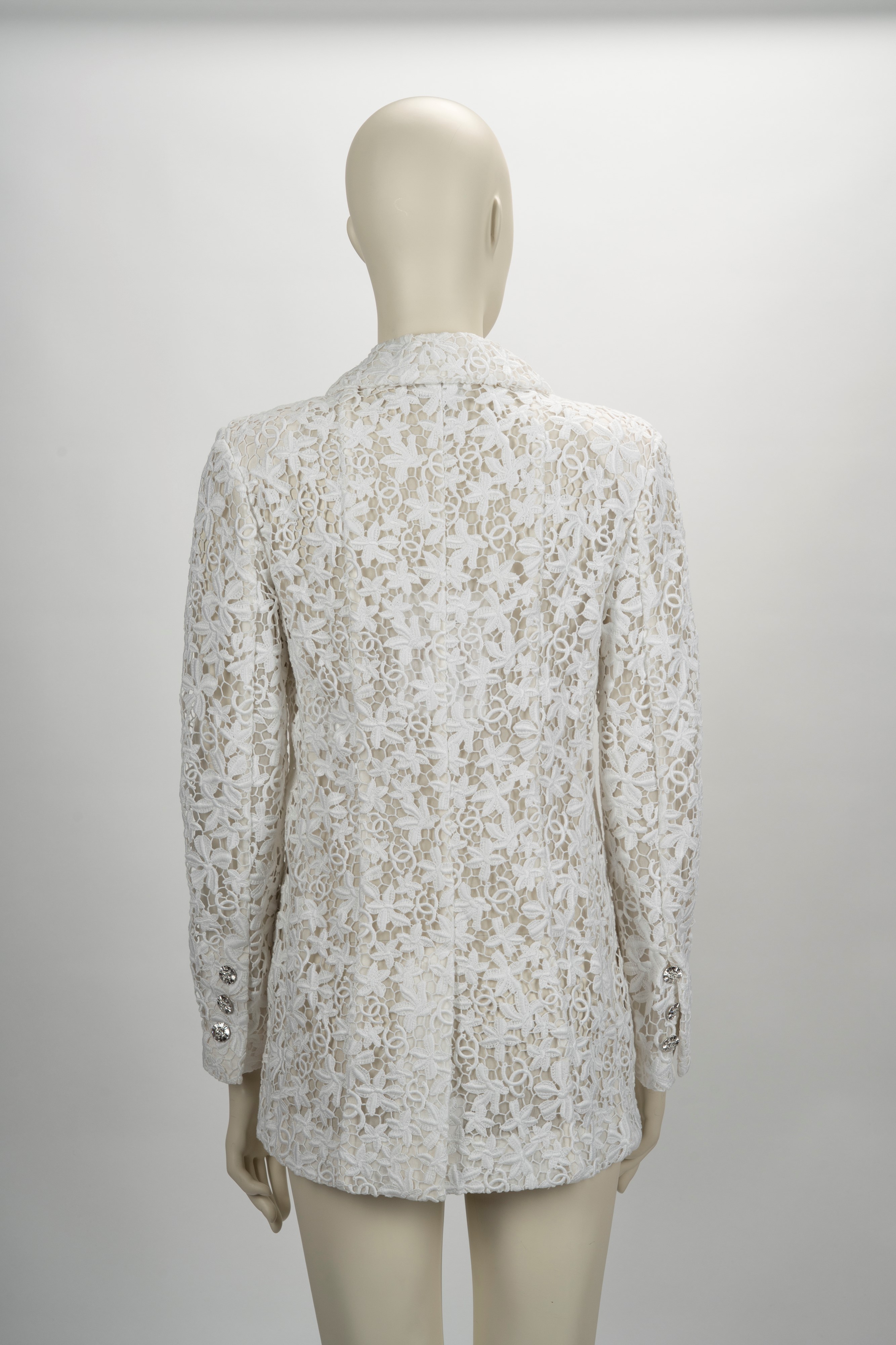 Chanel - Giacca lunga a manica lunga in pizzo bianco con bottoni gioiello