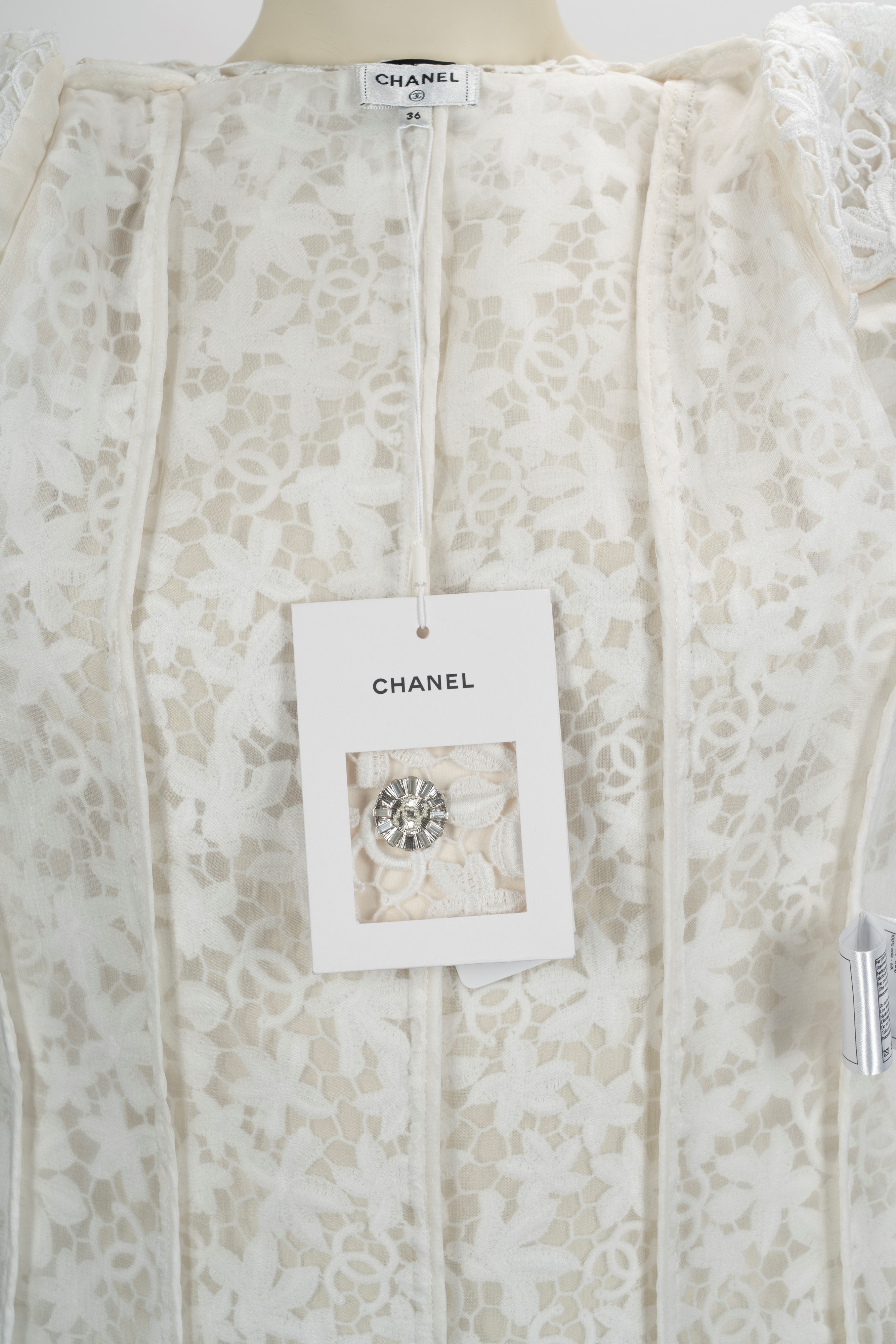 Chanel - Giacca lunga a manica lunga in pizzo bianco con bottoni gioiello