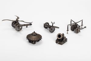 Gruppo di cinque modellini di macchine da guerra 