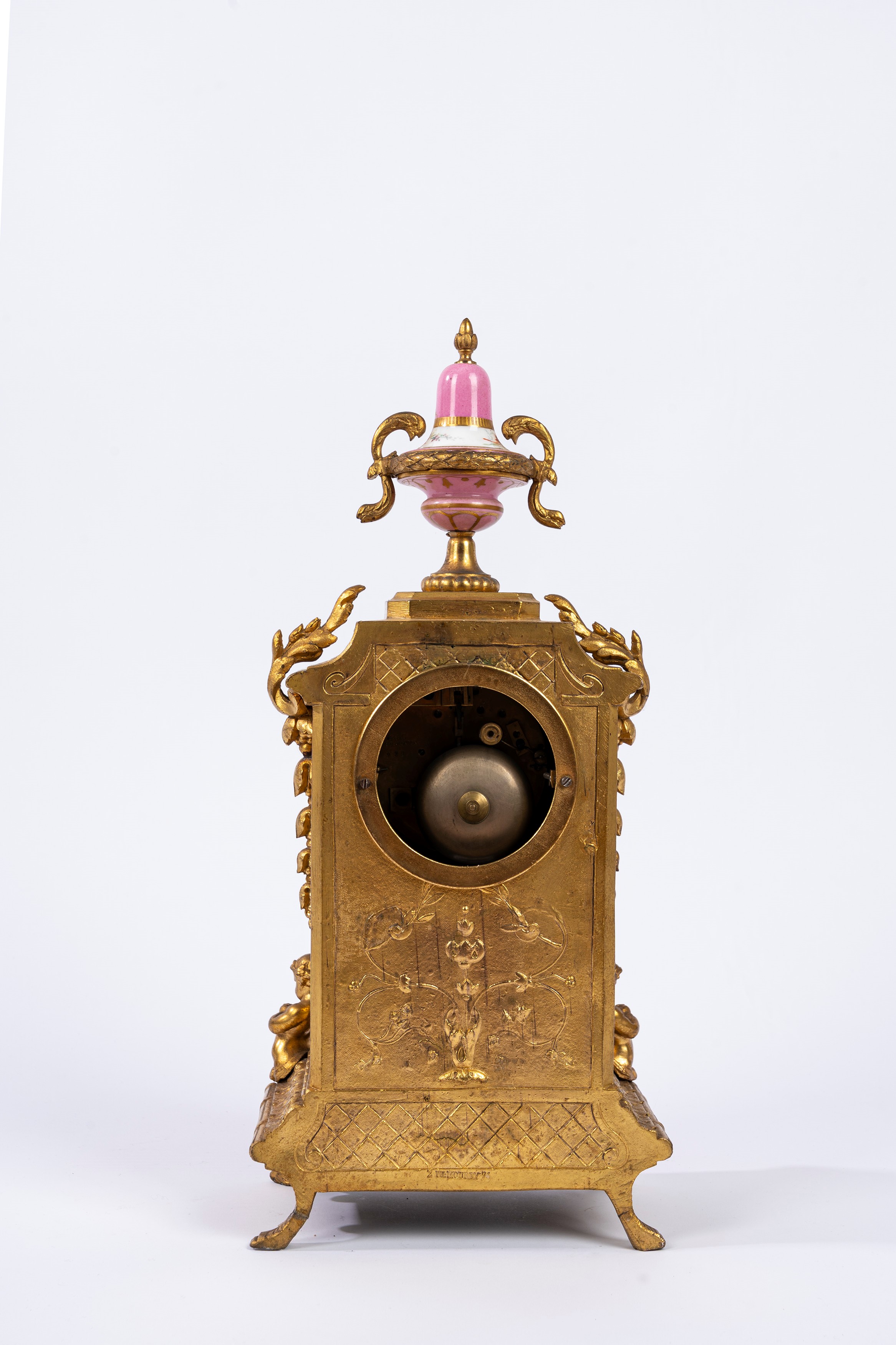 Pendola in porcellana policroma e bronzo