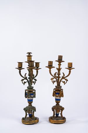 Coppia di candelabri in bronzo e porcellana, fine secolo XIX