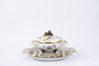 Zuppiera con vassoio, porcellana di Limoges, decorazione floreale, cm 23,5 x 46
