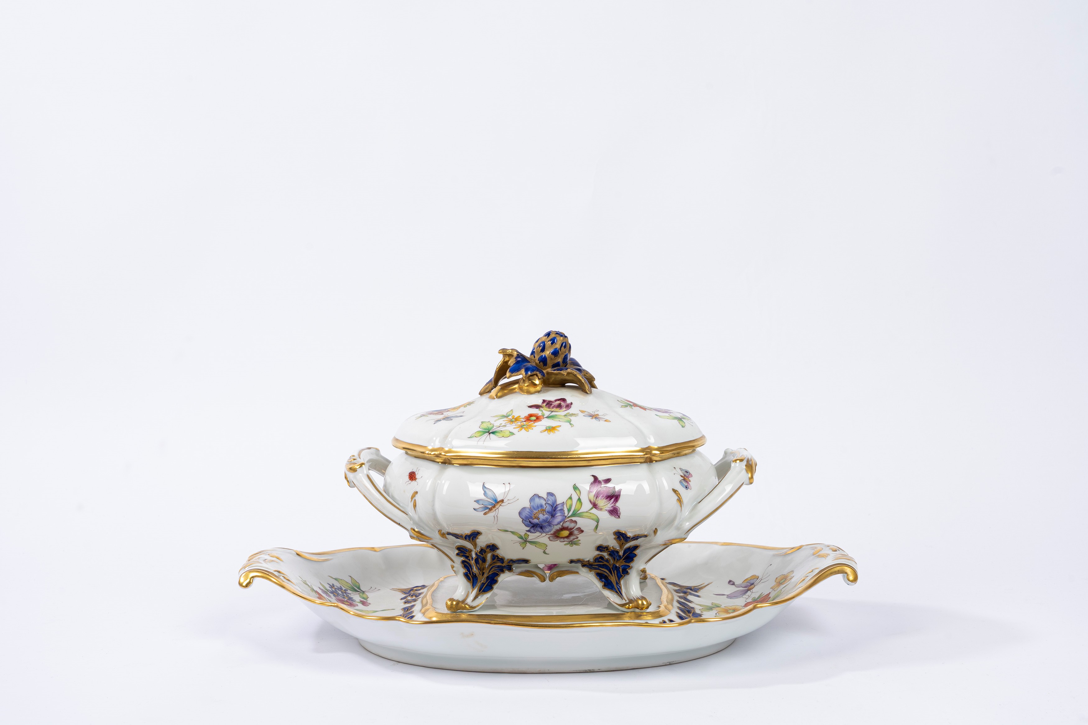 Zuppiera con vassoio, porcellana di Limoges, decorazione floreale, cm 23,5 x 46