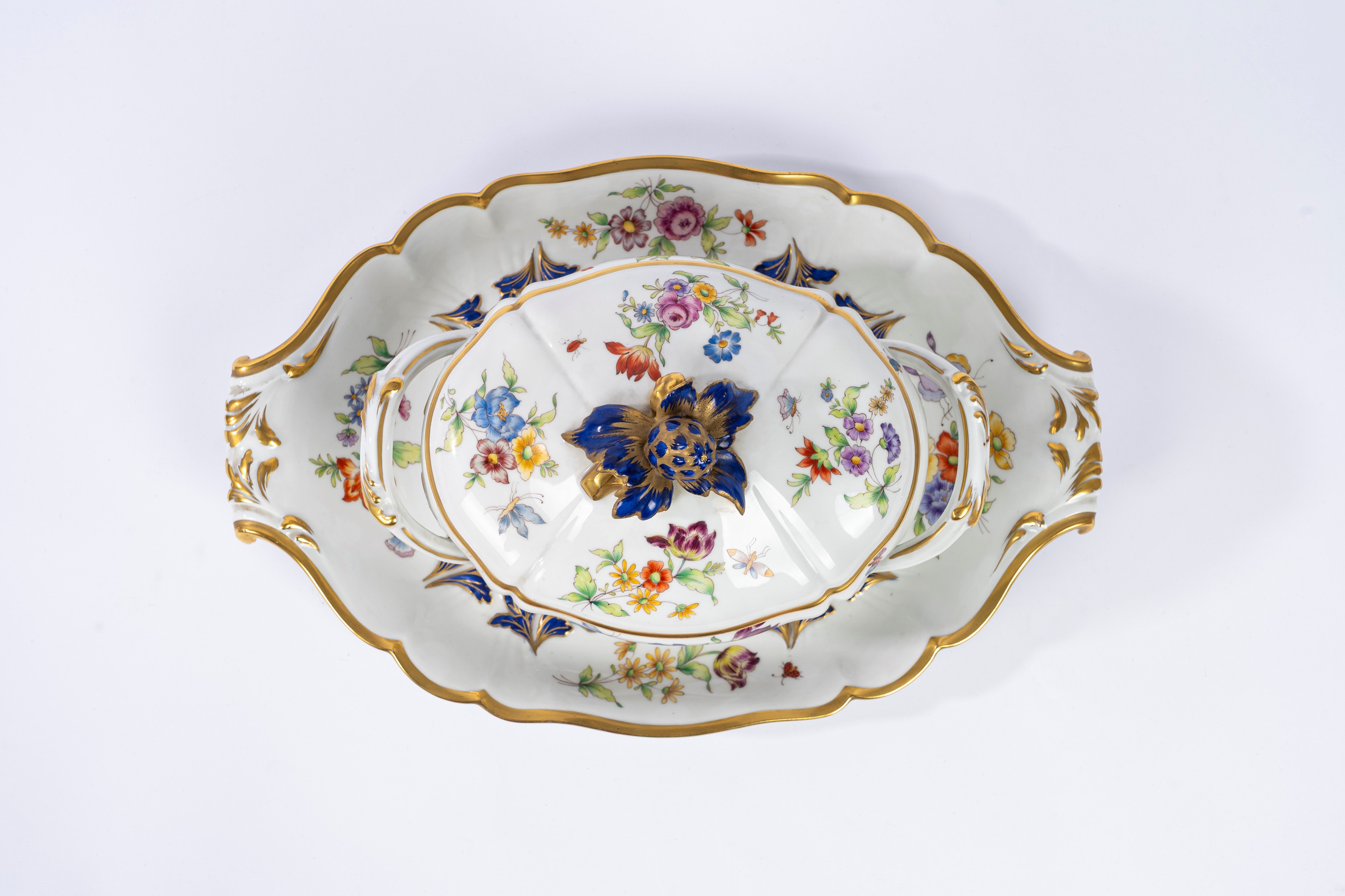 Zuppiera con vassoio, porcellana di Limoges, decorazione floreale, cm 23,5 x 46