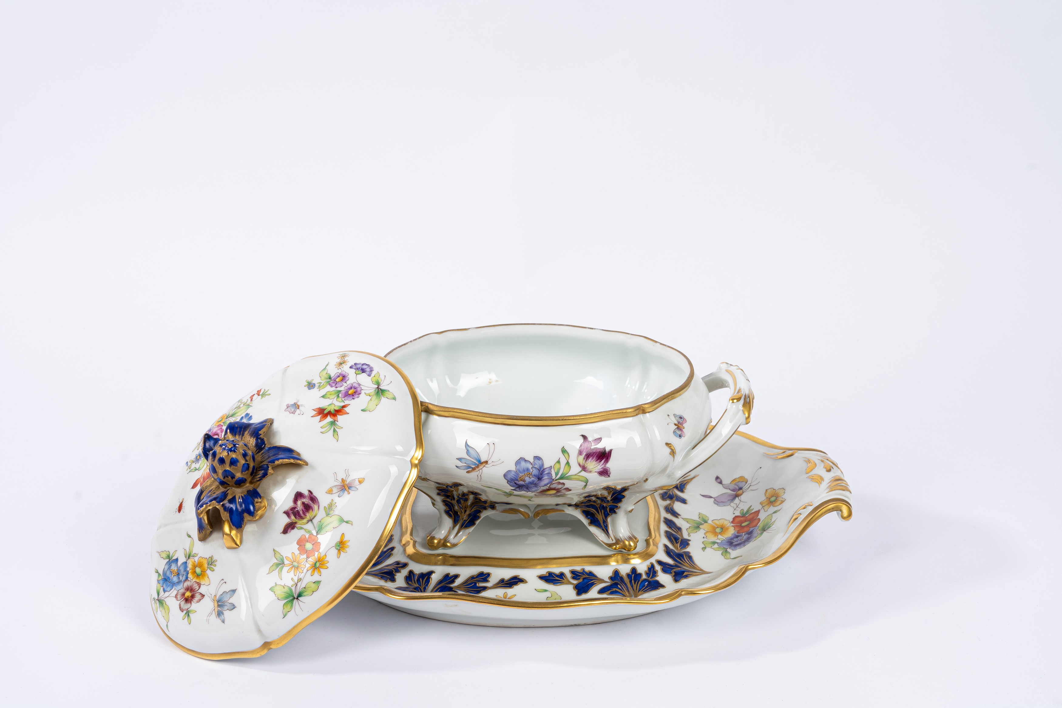 Zuppiera con vassoio, porcellana di Limoges, decorazione floreale, cm 23,5 x 46
