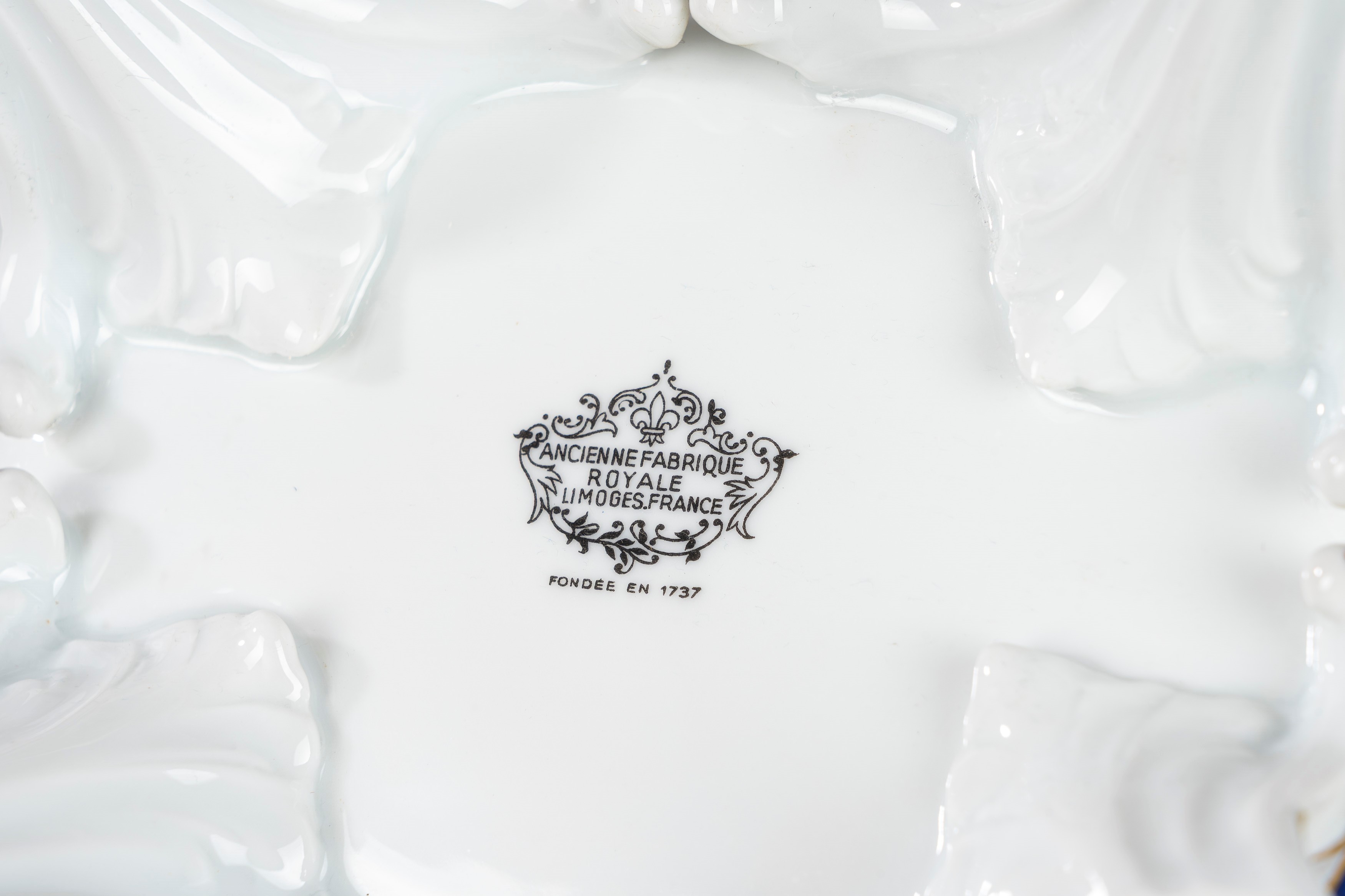 Zuppiera con vassoio, porcellana di Limoges, decorazione floreale, cm 23,5 x 46