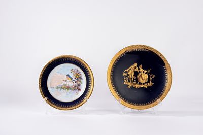 Due piattini in porcellana Limoges, decorazione galante e ornamenti gold