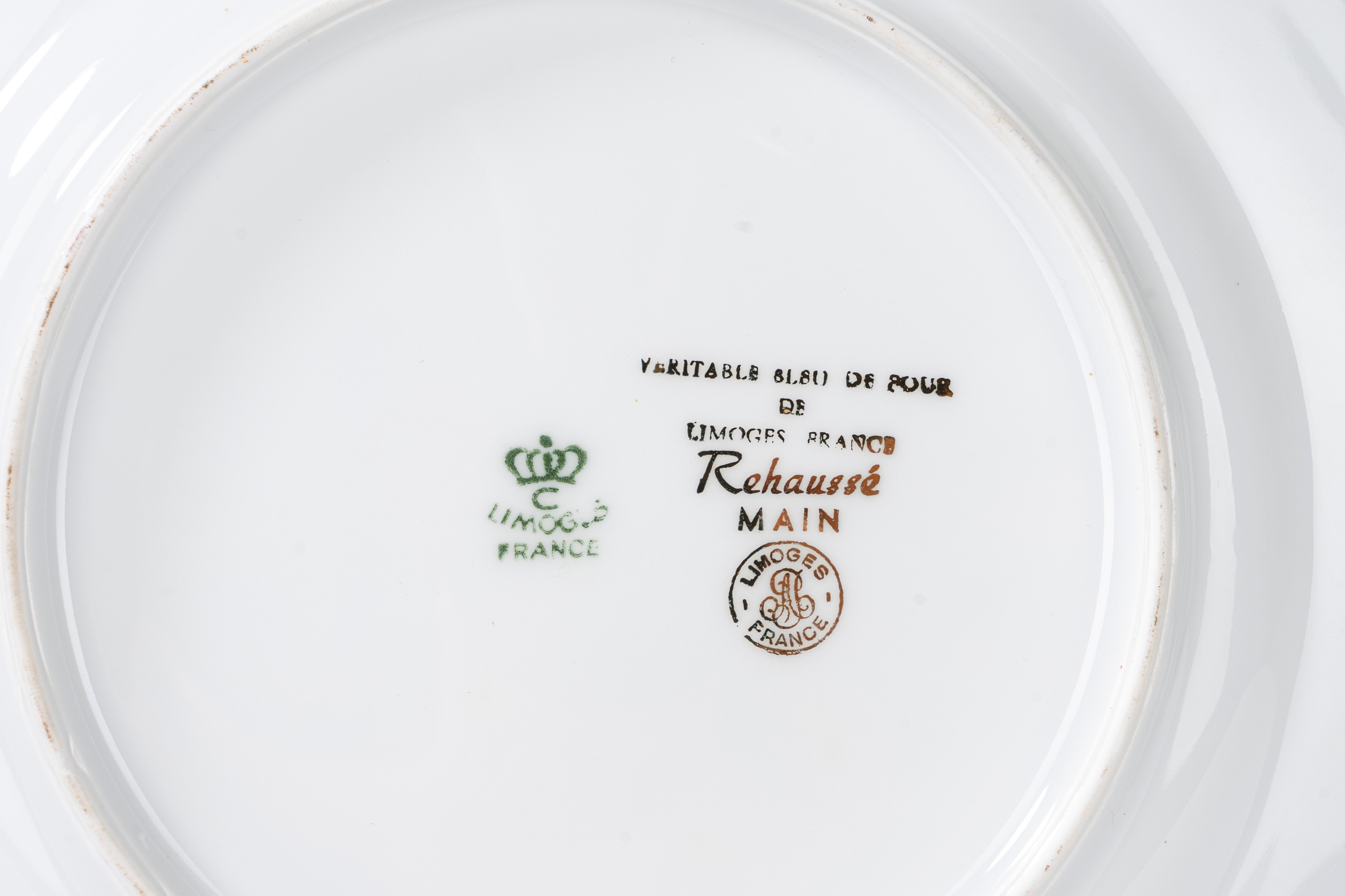 Due piattini in porcellana Limoges, decorazione galante e ornamenti gold