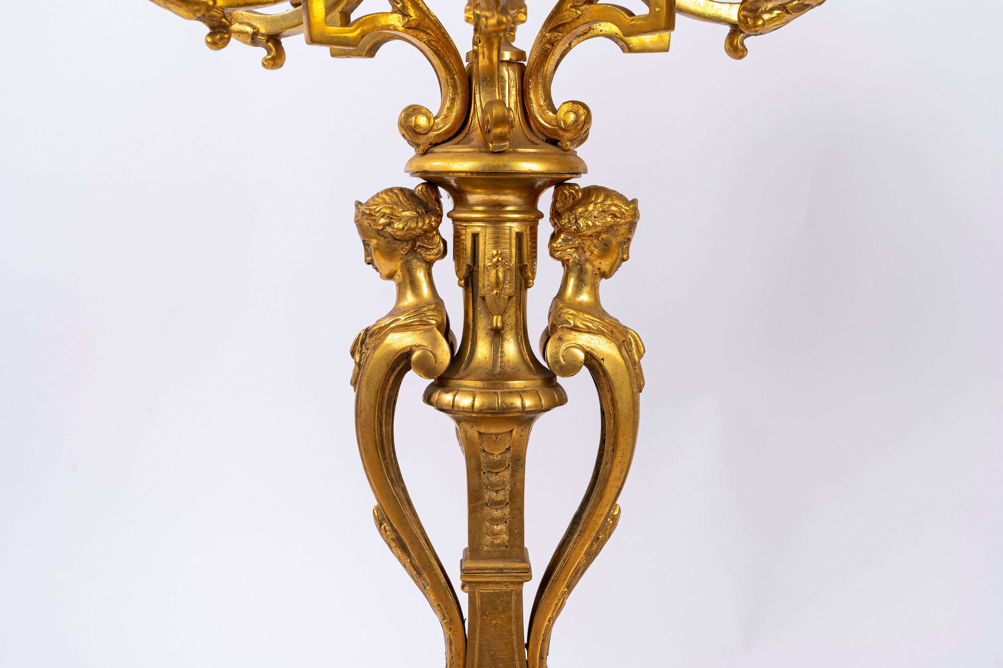 Coppia di importanti candelabri in bronzo dorato, fine secolo XIX - inizi secolo XX