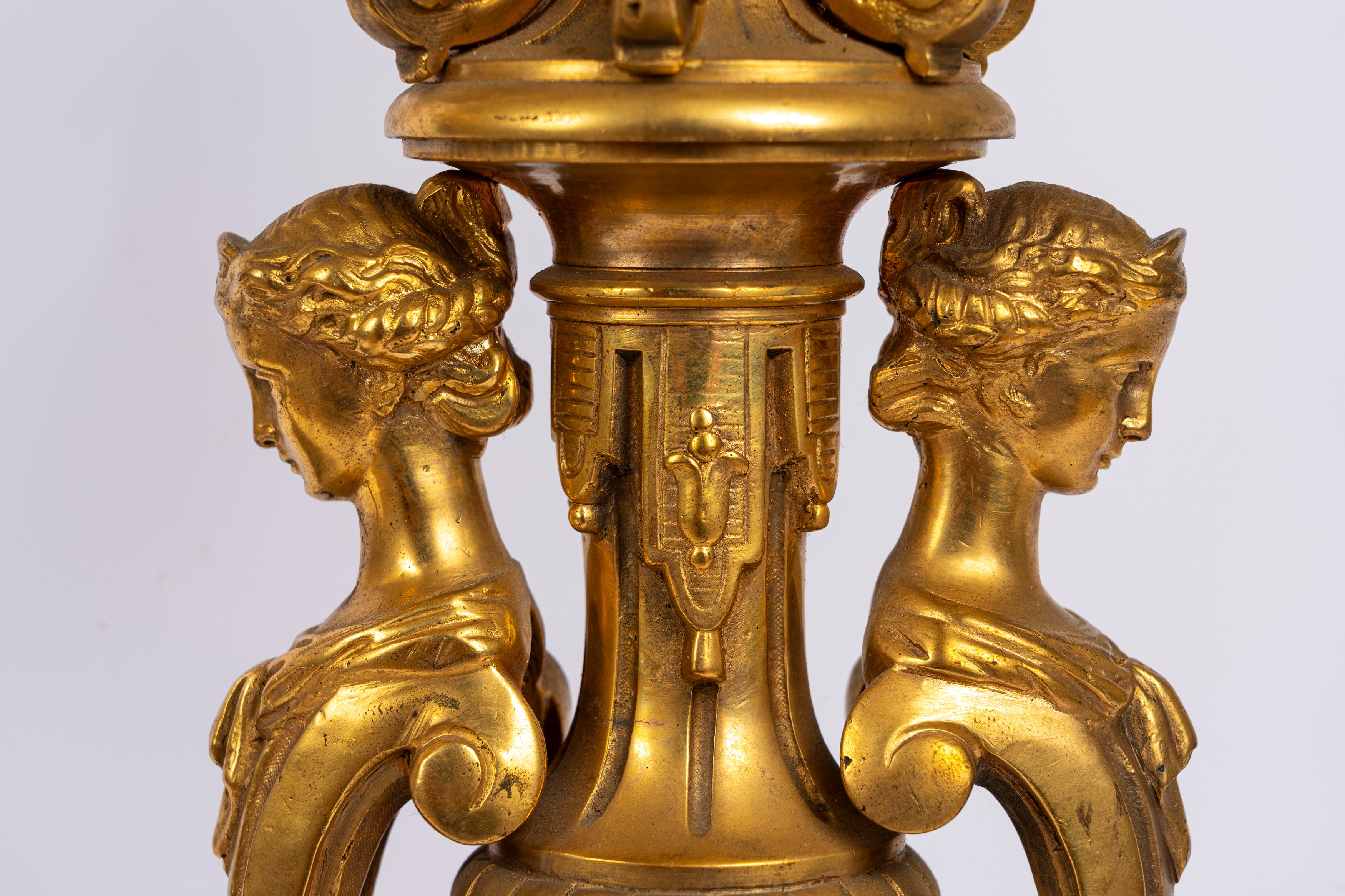 Coppia di importanti candelabri in bronzo dorato, fine secolo XIX - inizi secolo XX