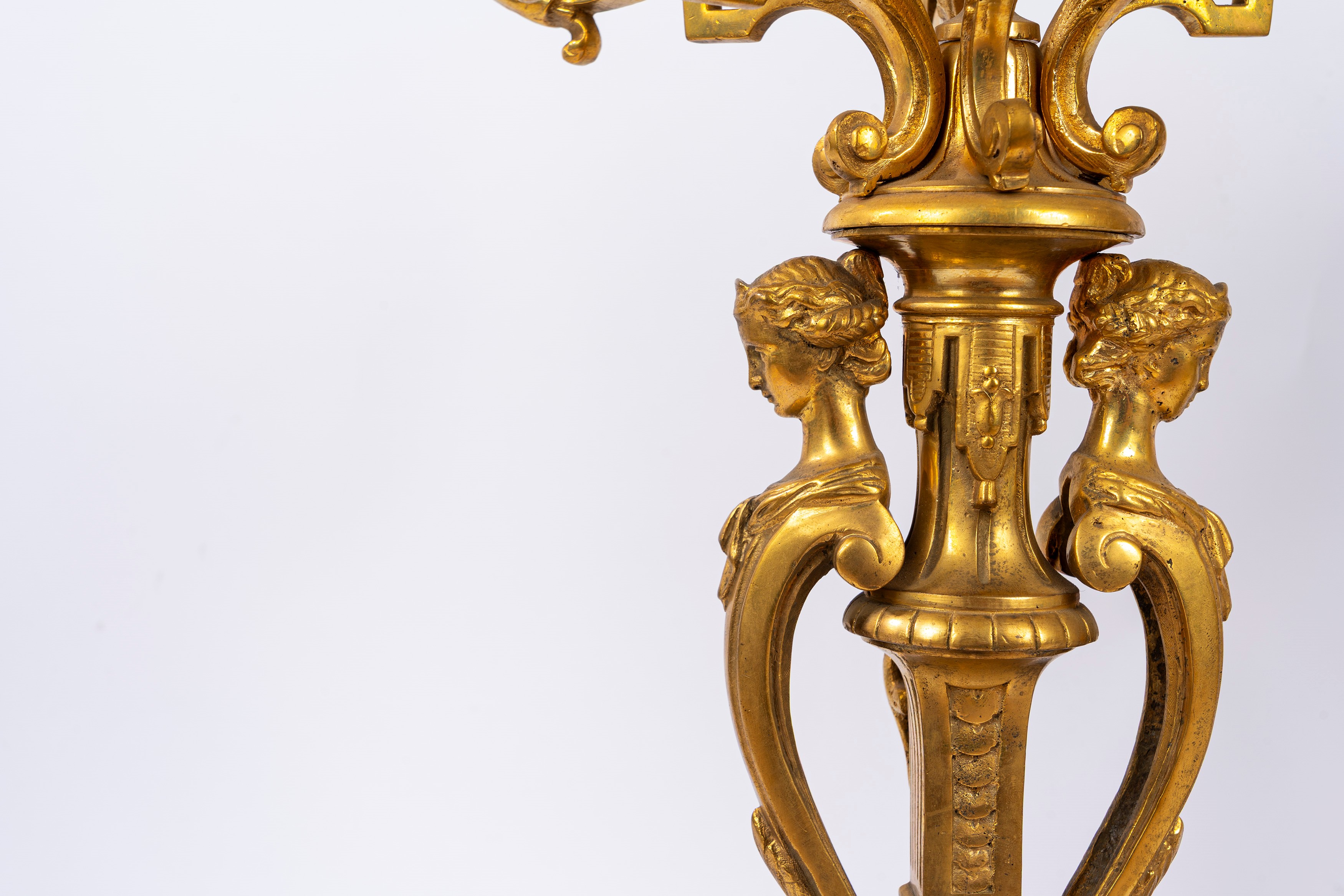 Coppia di importanti candelabri in bronzo dorato, fine secolo XIX - inizi secolo XX