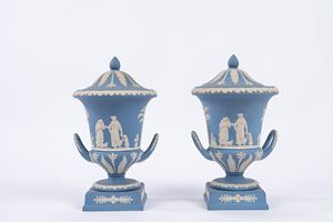 Coppia di vasi in biscuit biansati con coperchio, manifattura Wedgwood