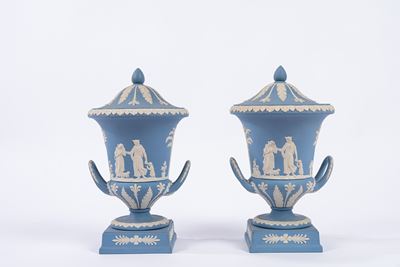 Wedgwood, Coppia di vasi in biscuit biansati con coperchio