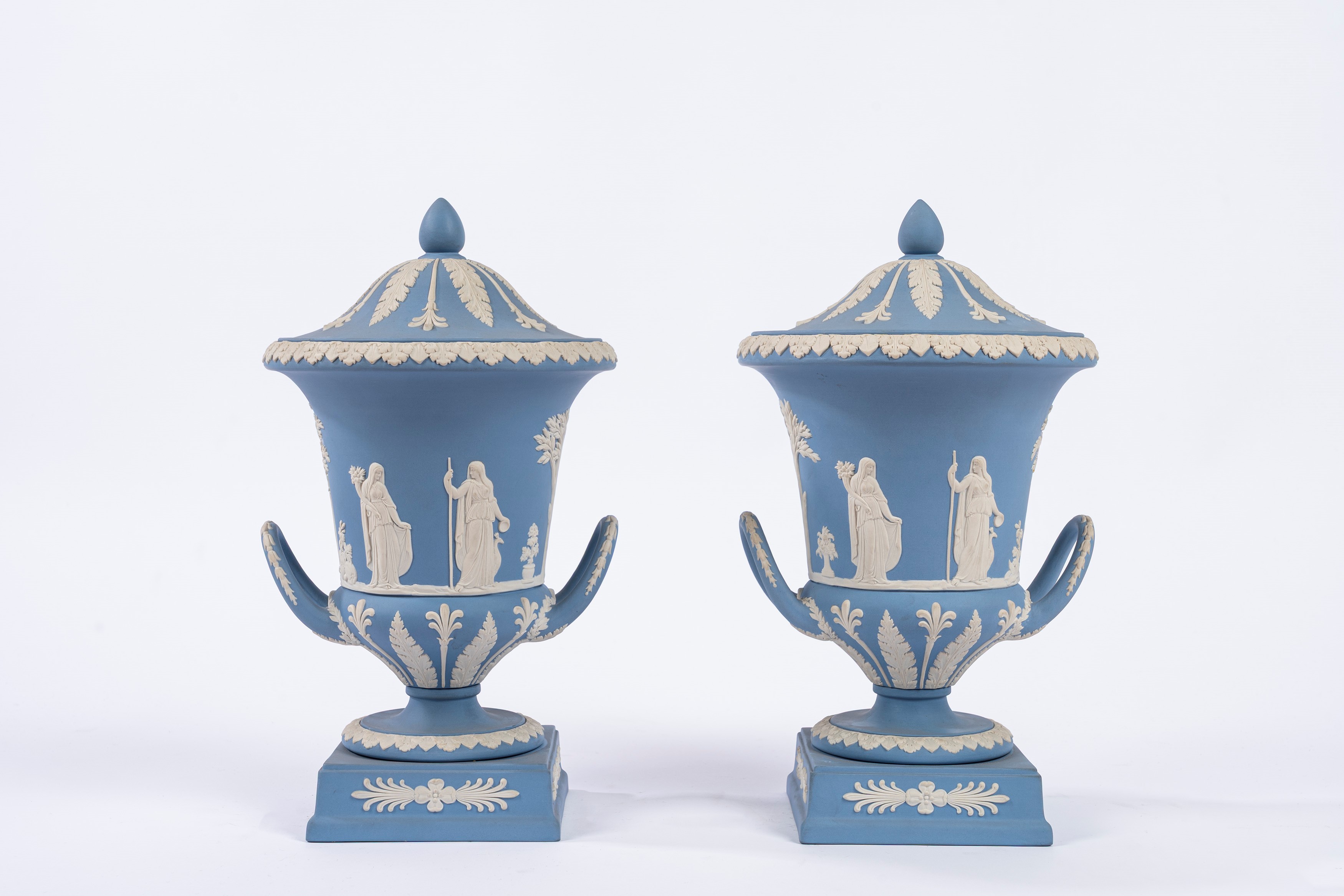 Wedgwood, Coppia di vasi in biscuit biansati con coperchio