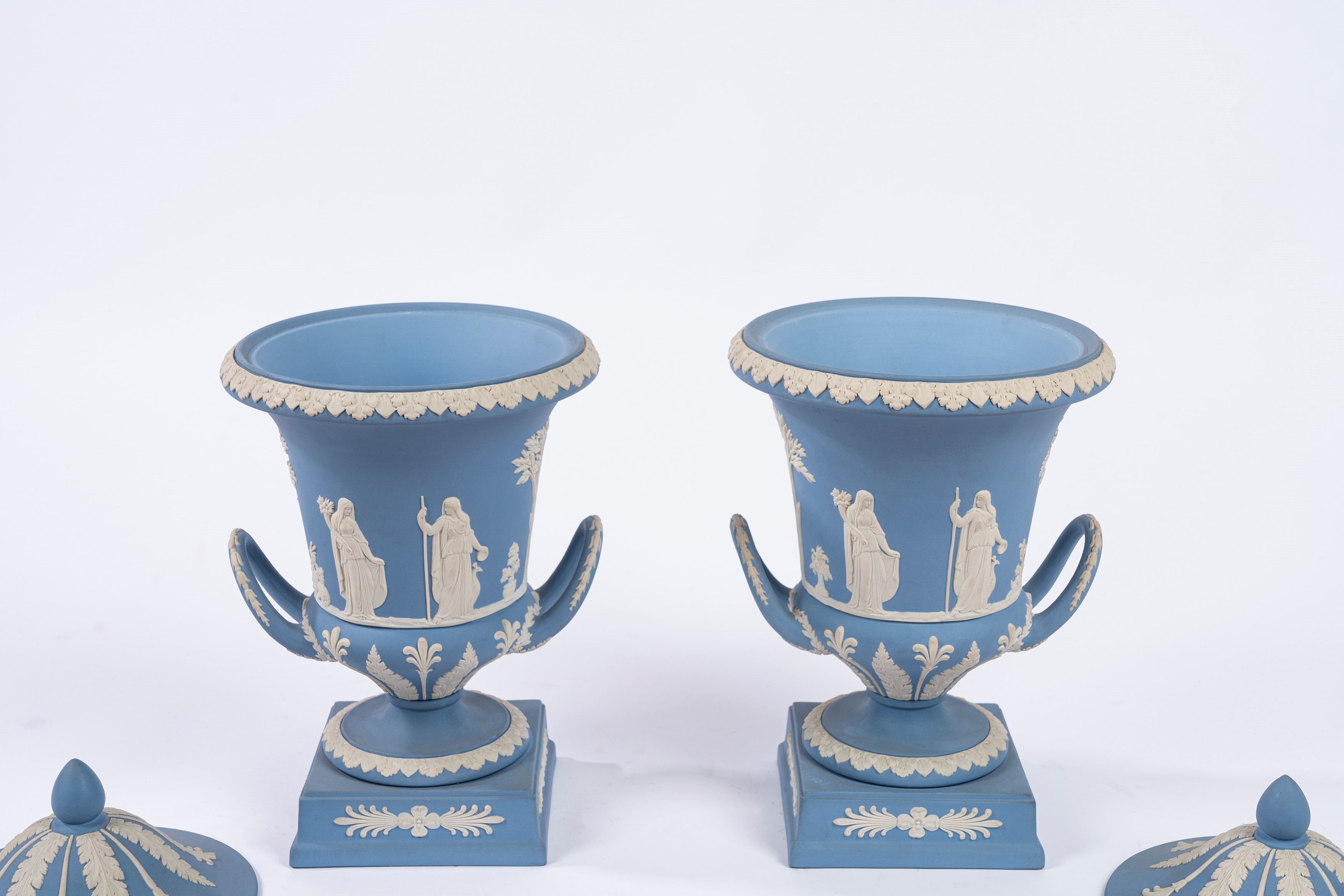 Wedgwood, Coppia di vasi in biscuit biansati con coperchio