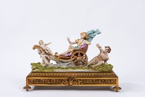 Gruppo in biscuit decorato in policromia, raffigurante il carro di Aurora