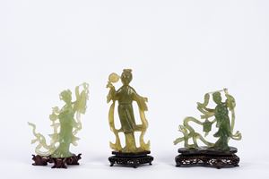 Lotto di tre Guanyn in pietra dura verde; Cina secolo XX