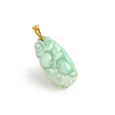 Pendente con giadeite scolpita, in oro giallo 18k