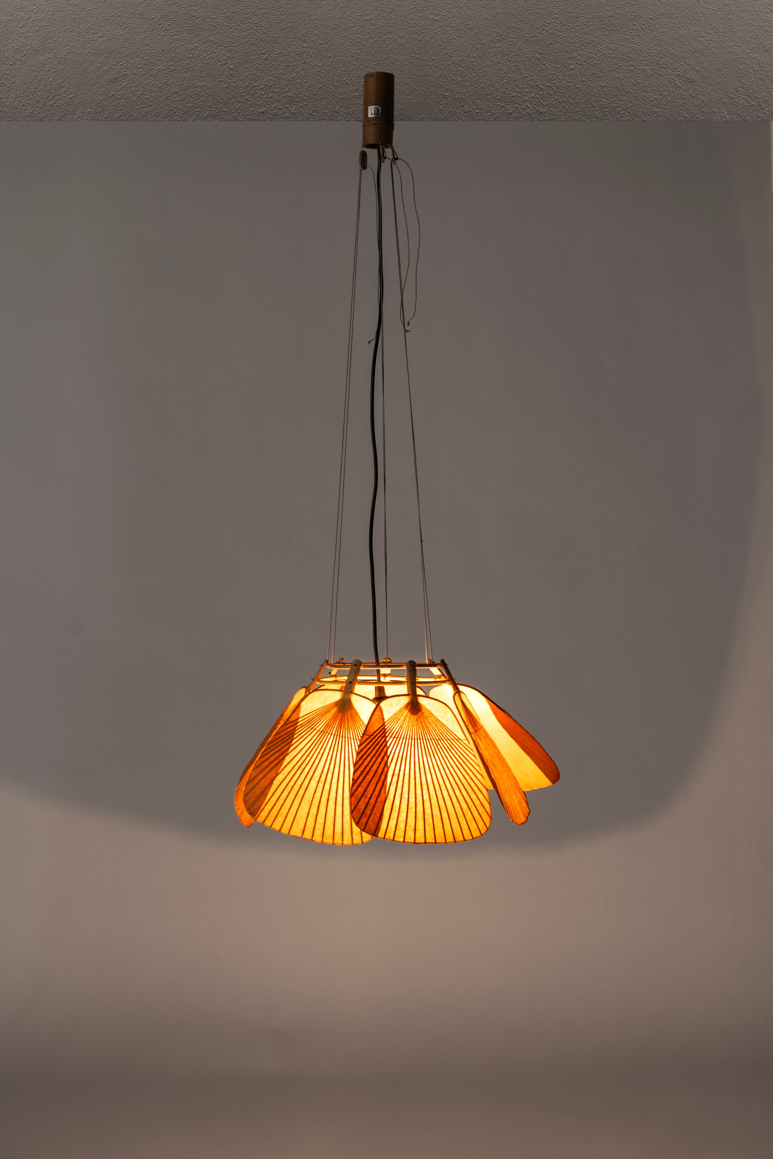 Lampada a sospensione modello 'Ju-Yon' dalla serie 'Uchiwa'