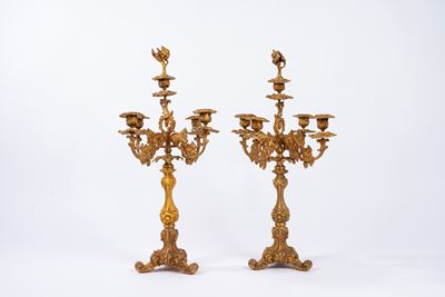 Coppia di candelabri in bronzo, stile a cinque luci con decorazioni di grappoli d'uva e tralci di...