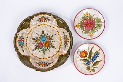 Ferrieri, Tre piatti in maiolica di Deruta con decorazione floreale