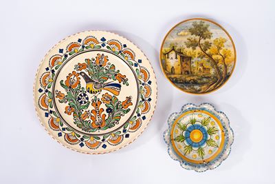Manifatture italiane, Tris di piatti in maiolica policroma (Caltagirone, Koronos e Castelli), dia...