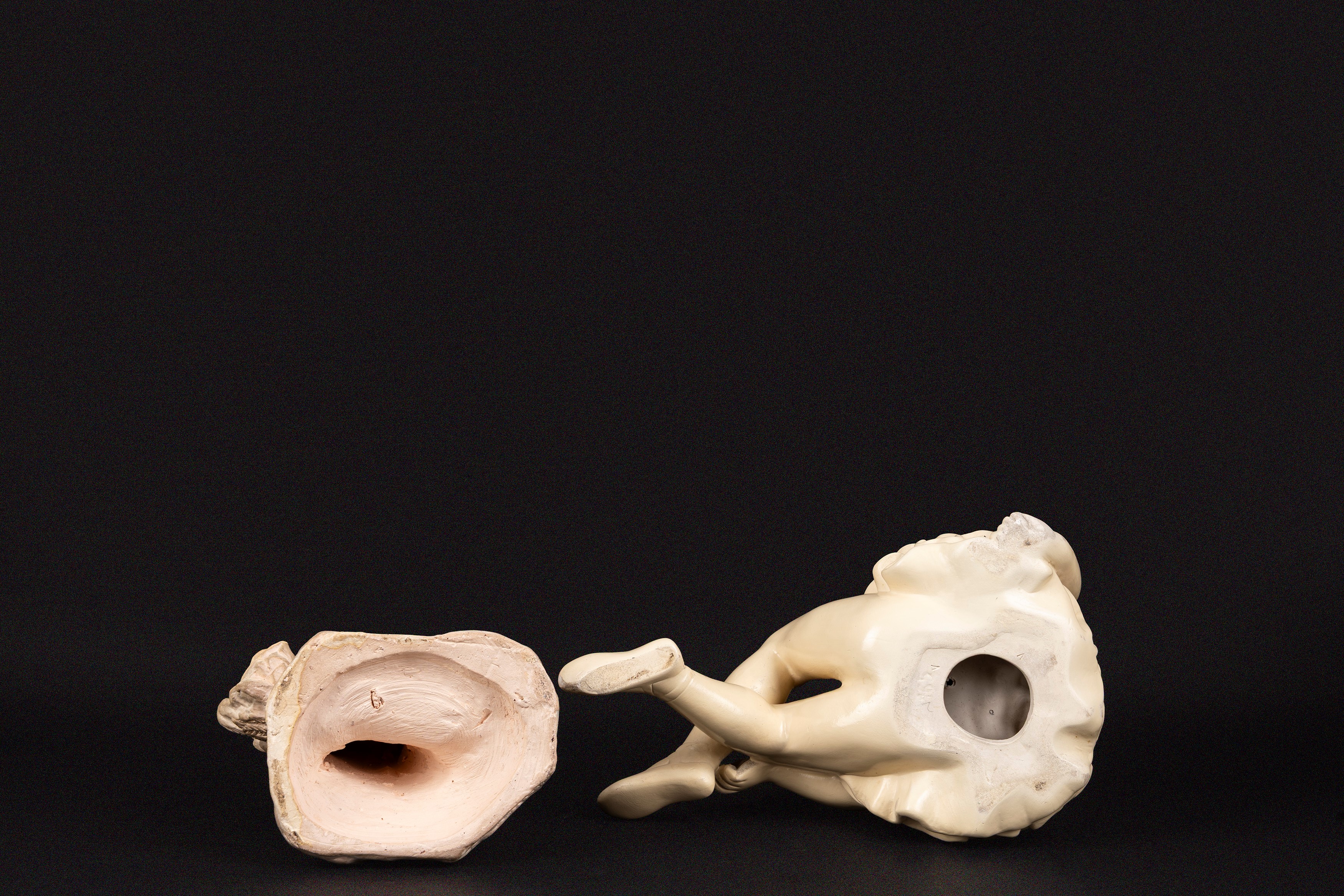 Due sculture, ceramica bianca, raffigurazioni di ballerina e bambino con spighe