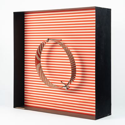 Cercle en contorsion sur trame rouge, tecnica mista con metallo e motore elettrico