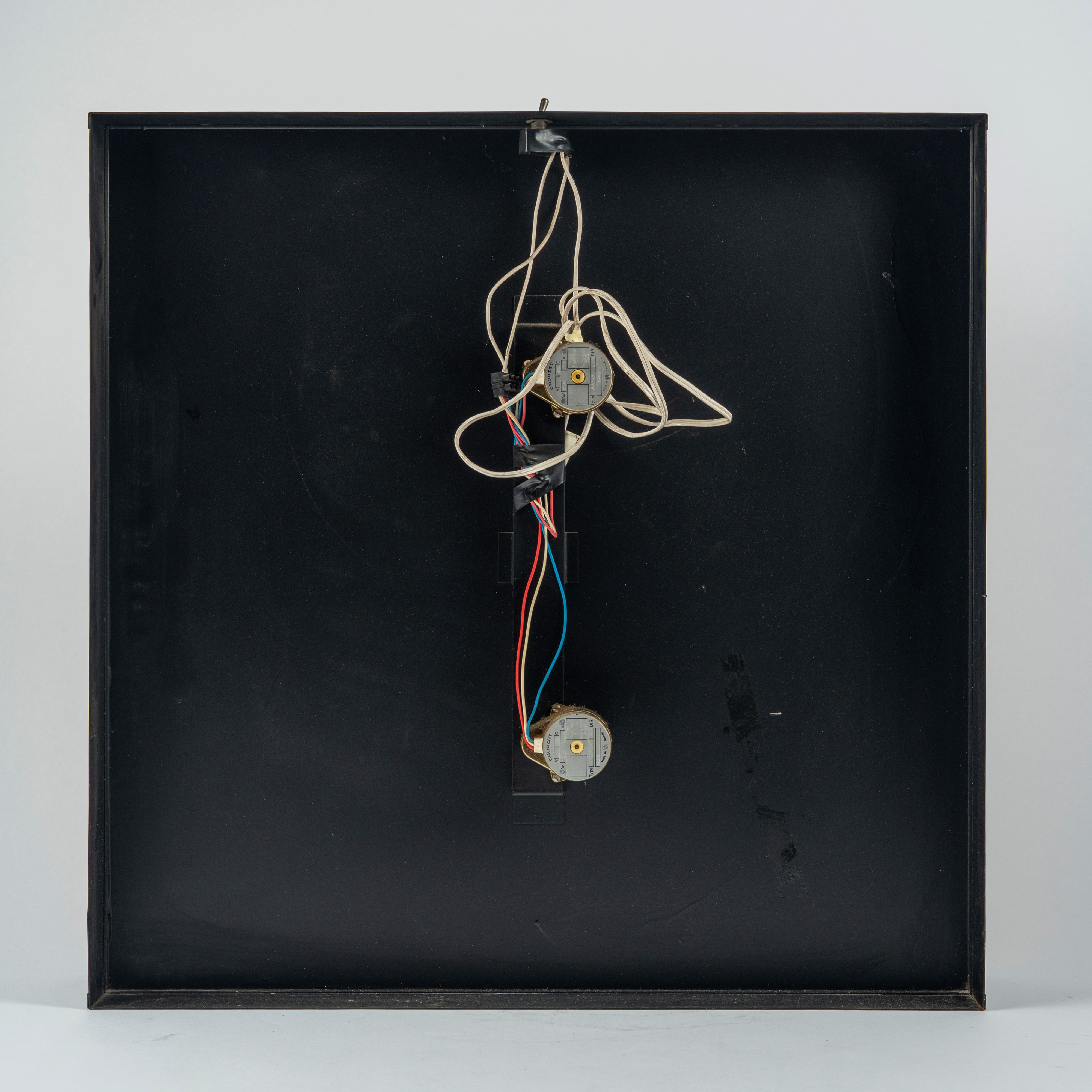 Julio le Parc - Cercle en contorsion sur trame rouge, tecnica mista con metallo e motore elettric...
