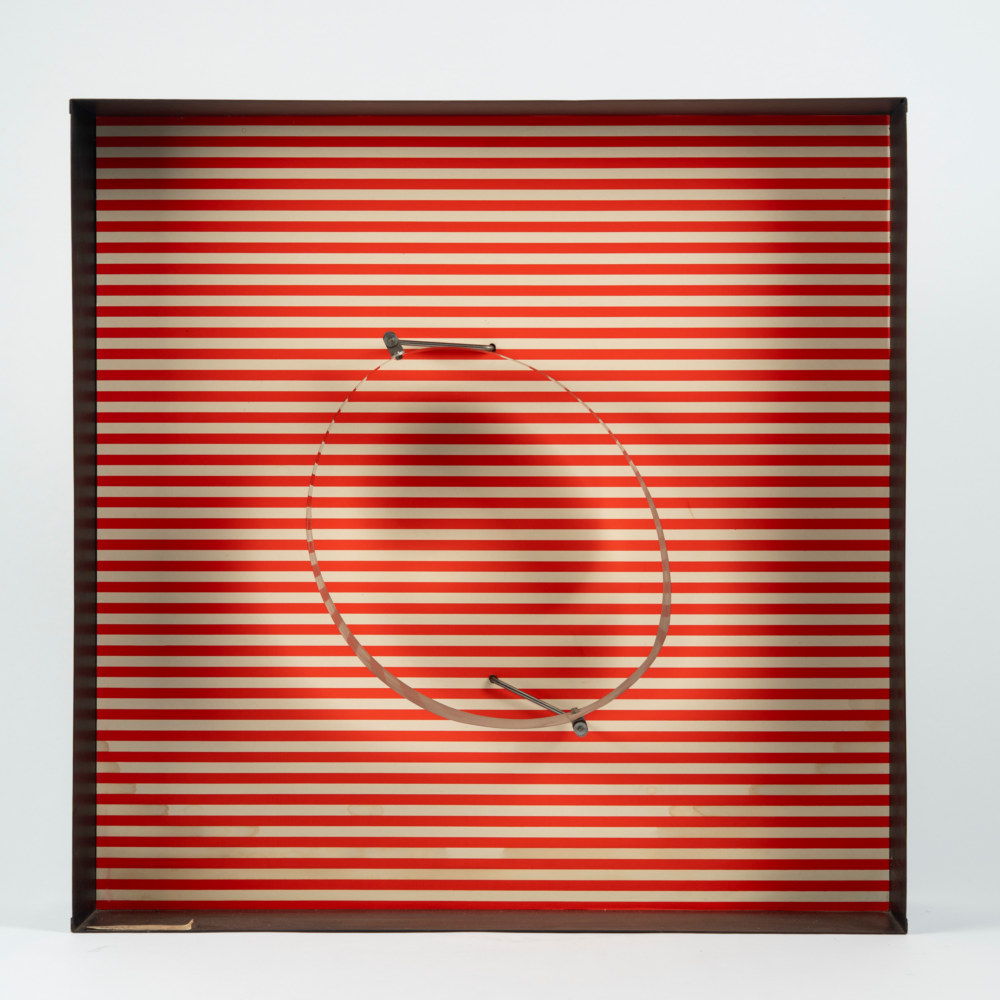 Julio le Parc - Cercle en contorsion sur trame rouge, tecnica mista con metallo e motore elettric...