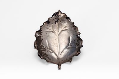 Posacenere in argento, sbalzato a forma di foglia, Italia, seconda metà secolo XX