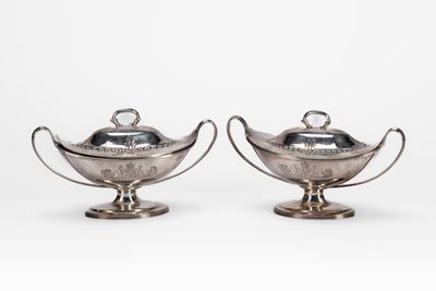 Coppia di salsiere con coperchi in argento, Londra 1787