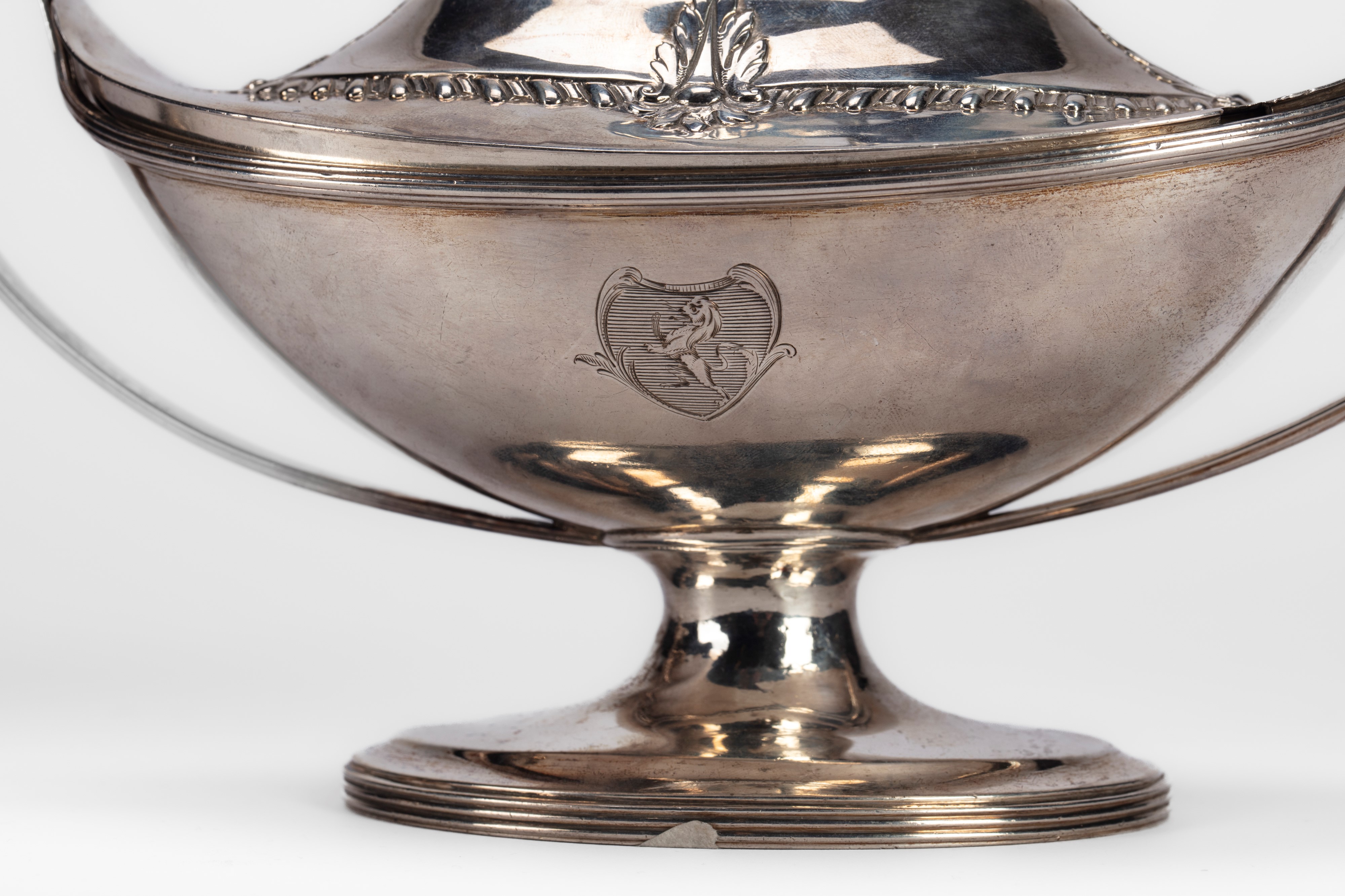 Robert Makepeace - Coppia di salsiere con coperchi in argento, Londra 1787