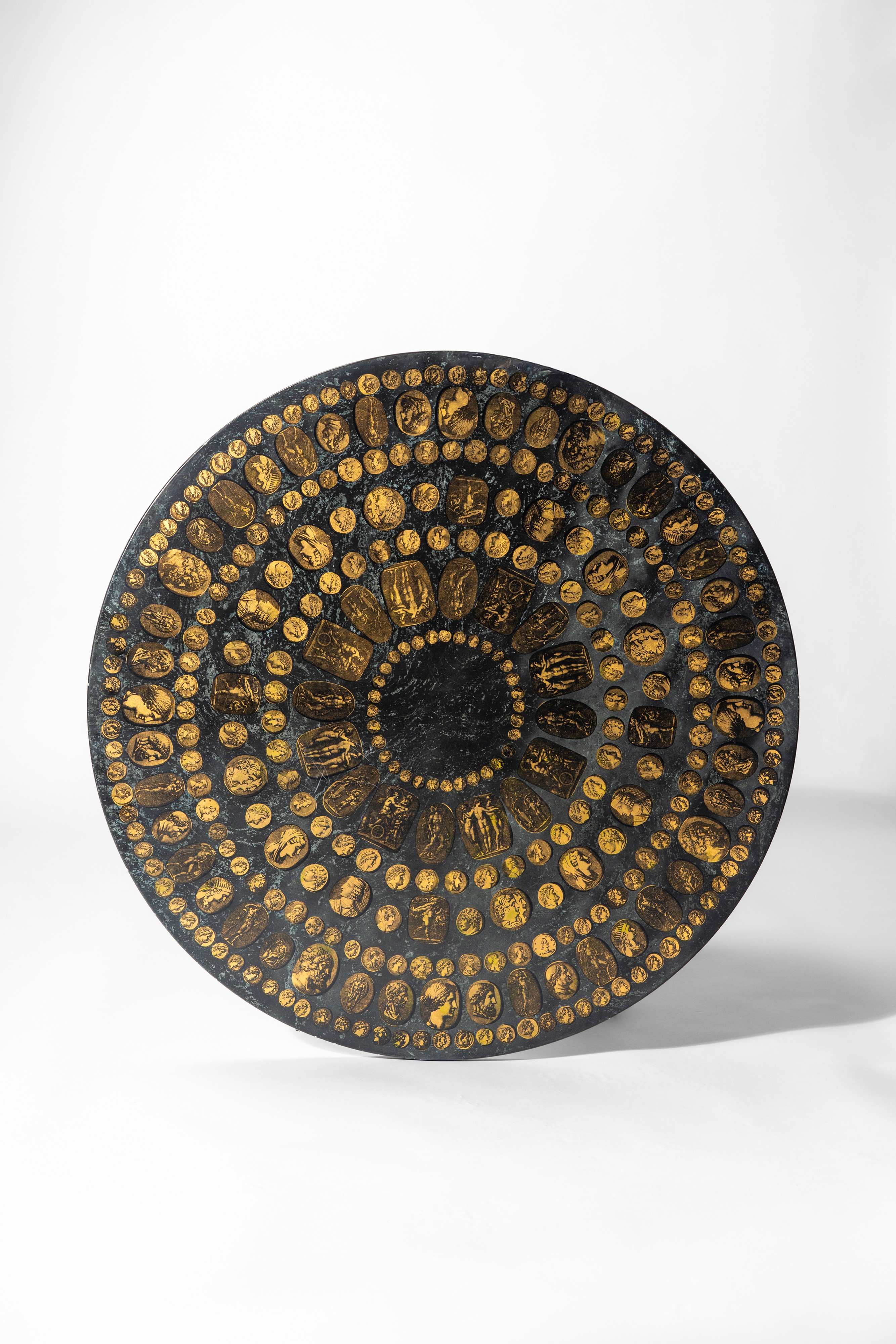 Tavolo con decoro a 'Cammei'