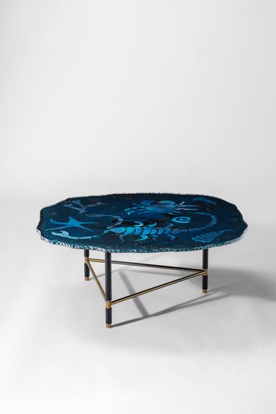 Tavolo basso, vetro dipinto e scalpellato con ottone verniciato, Manifattura italiana, 1960 circa