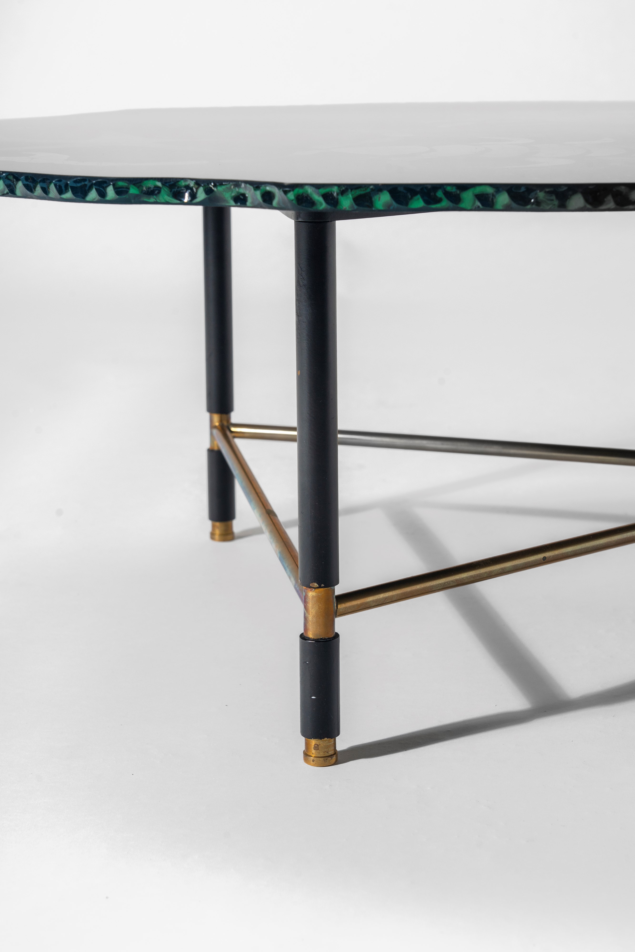 Tavolo basso, vetro dipinto e scalpellato con ottone verniciato, Manifattura italiana, 1960 circa