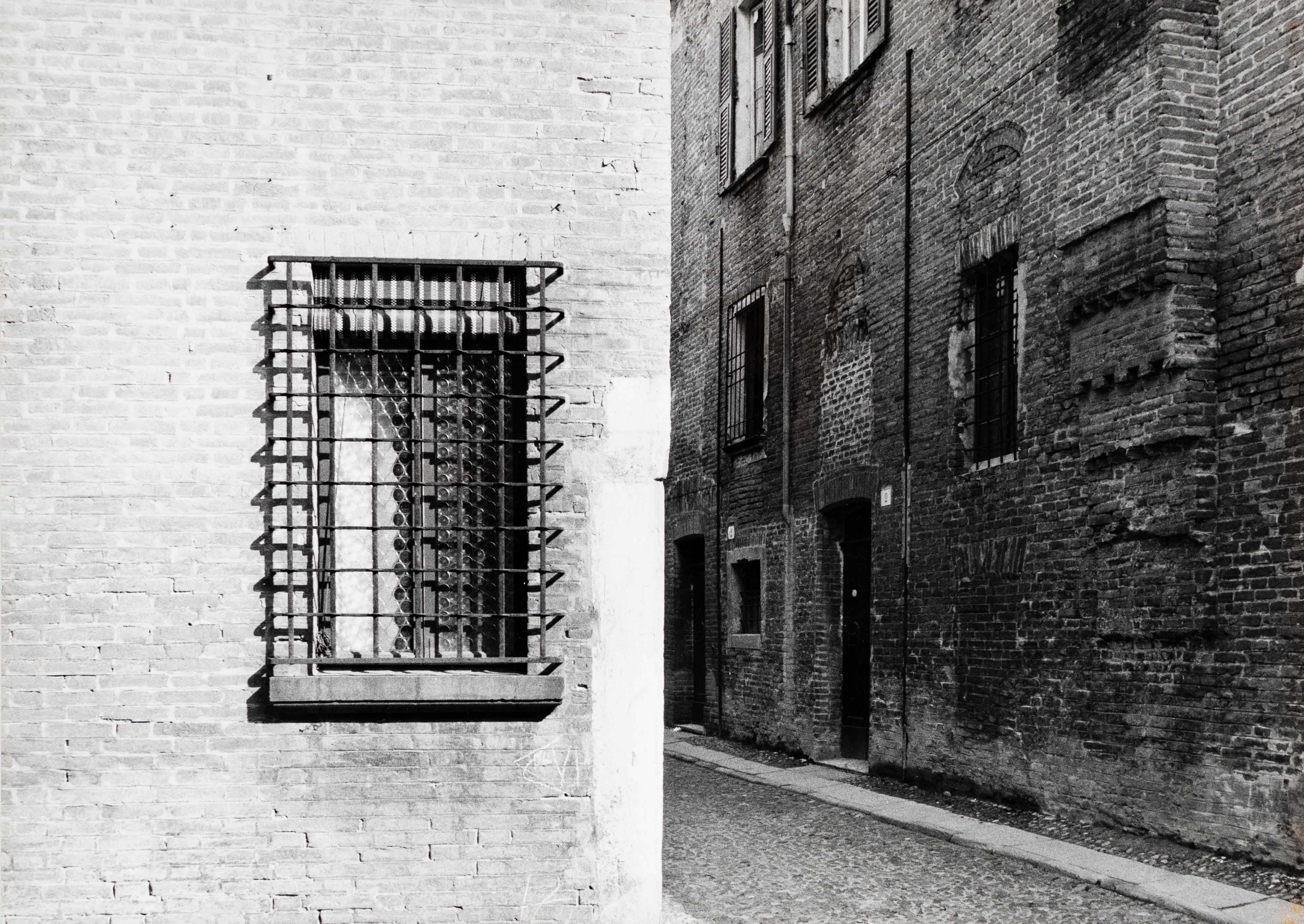 Paolo Monti - Angolo via Brosavola via Ghisiglieri, Ferrara, due stampe vintage alla gelatina ai ...