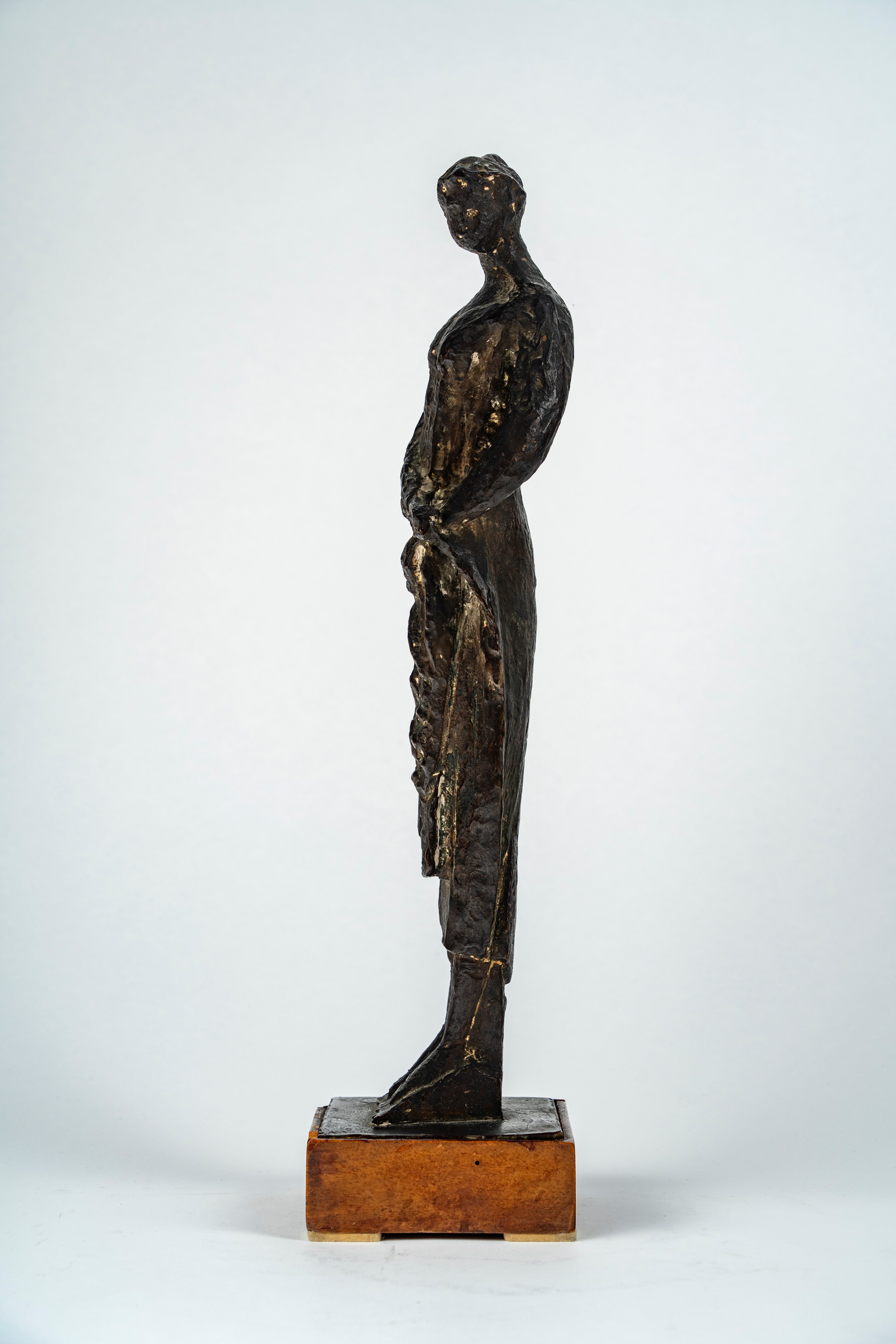Mario Negri - Donna che si tiene l'abito, bronzo, 1953/'54