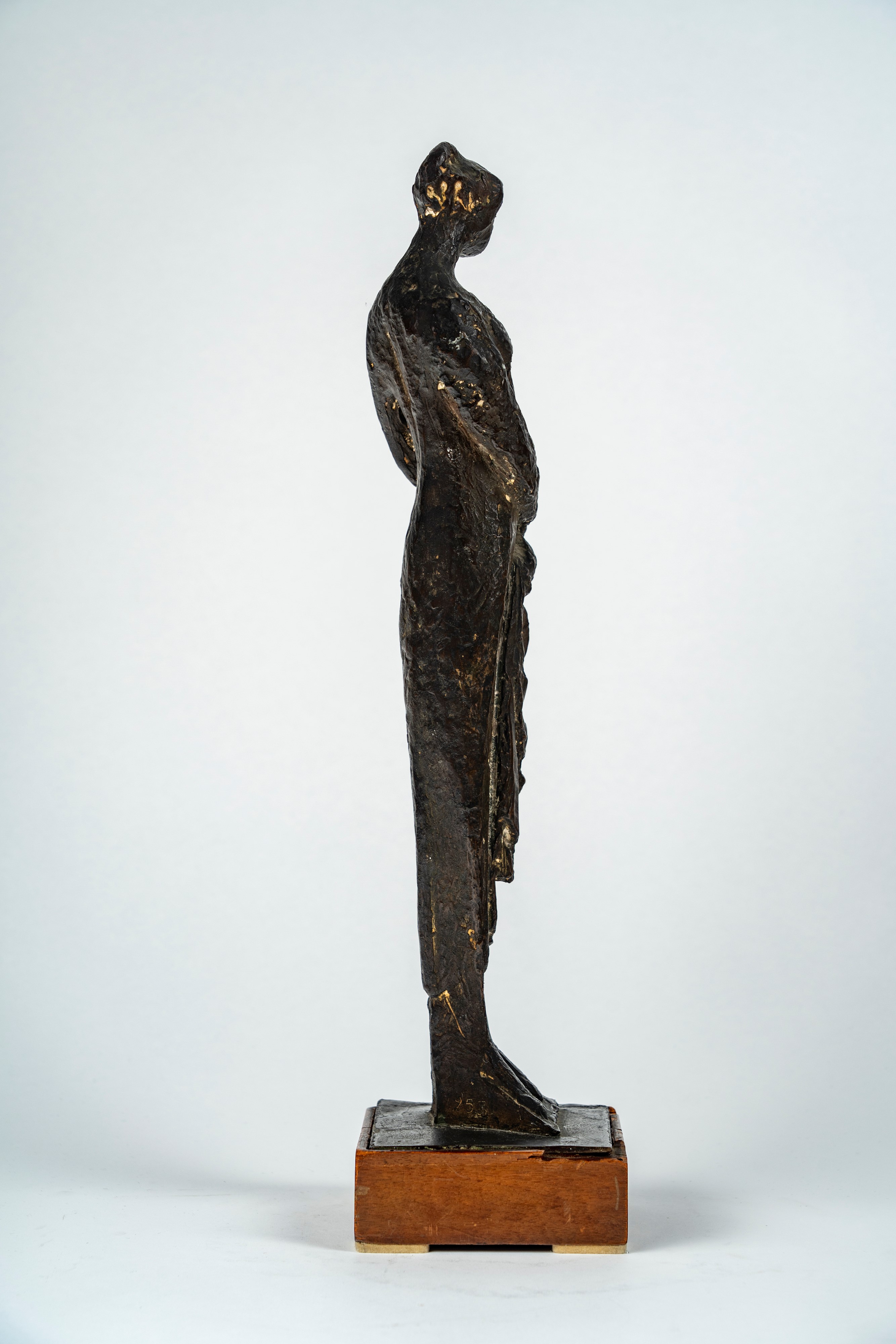 Mario Negri - Donna che si tiene l'abito, bronzo, 1953/'54