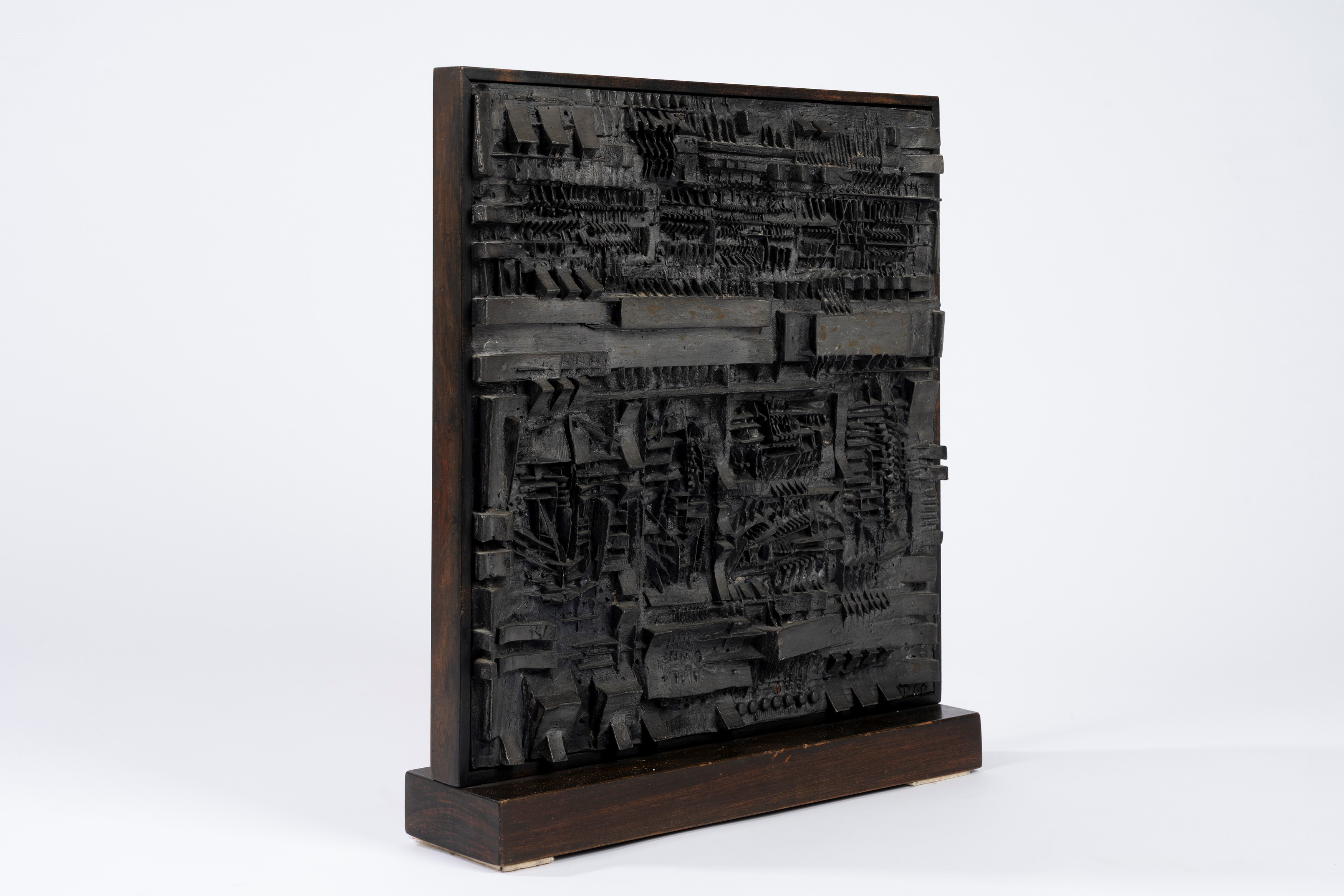 Arnaldo Pomodoro - Tavola dei segni 1960, XII, piombo e legno, esemplare unico