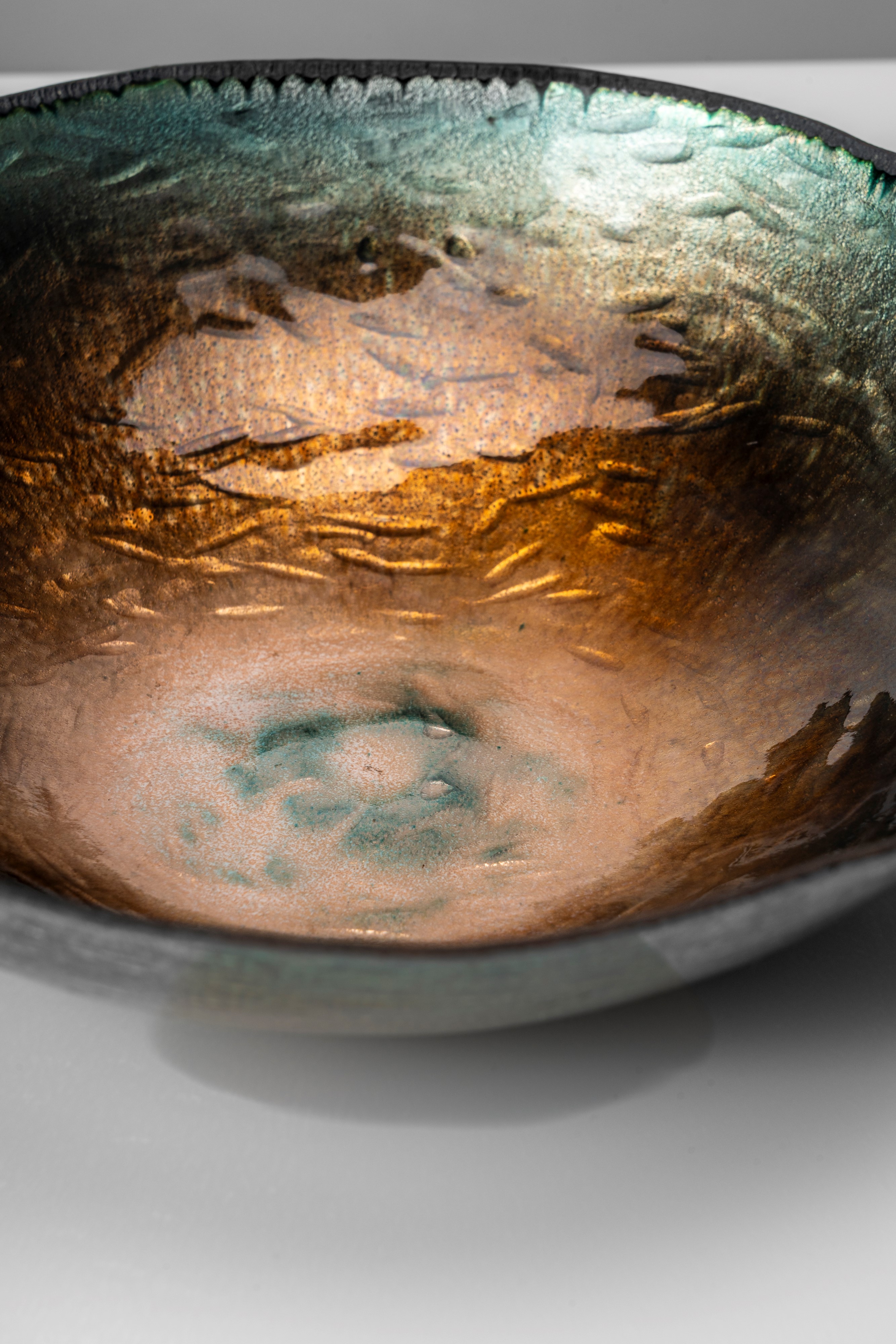 Coppa a smalti policromi su rame