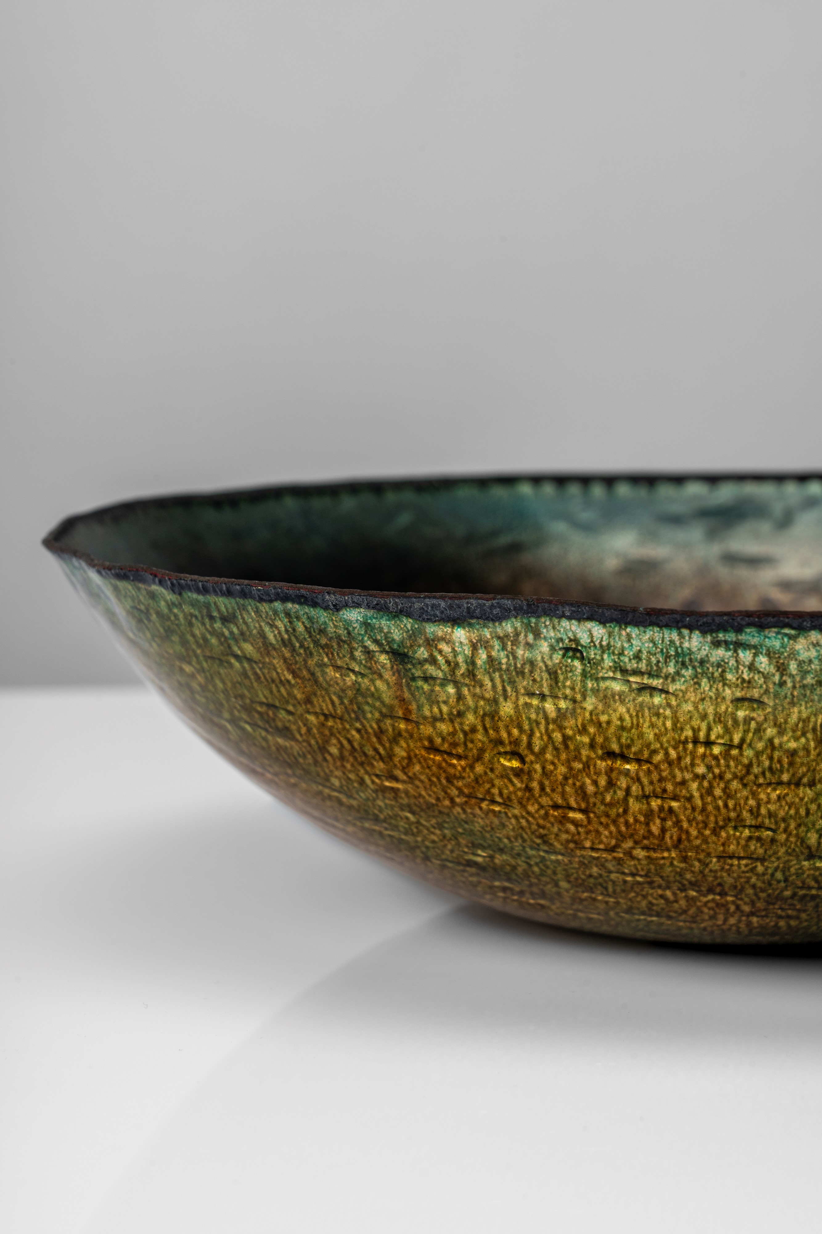 Coppa a smalti policromi su rame