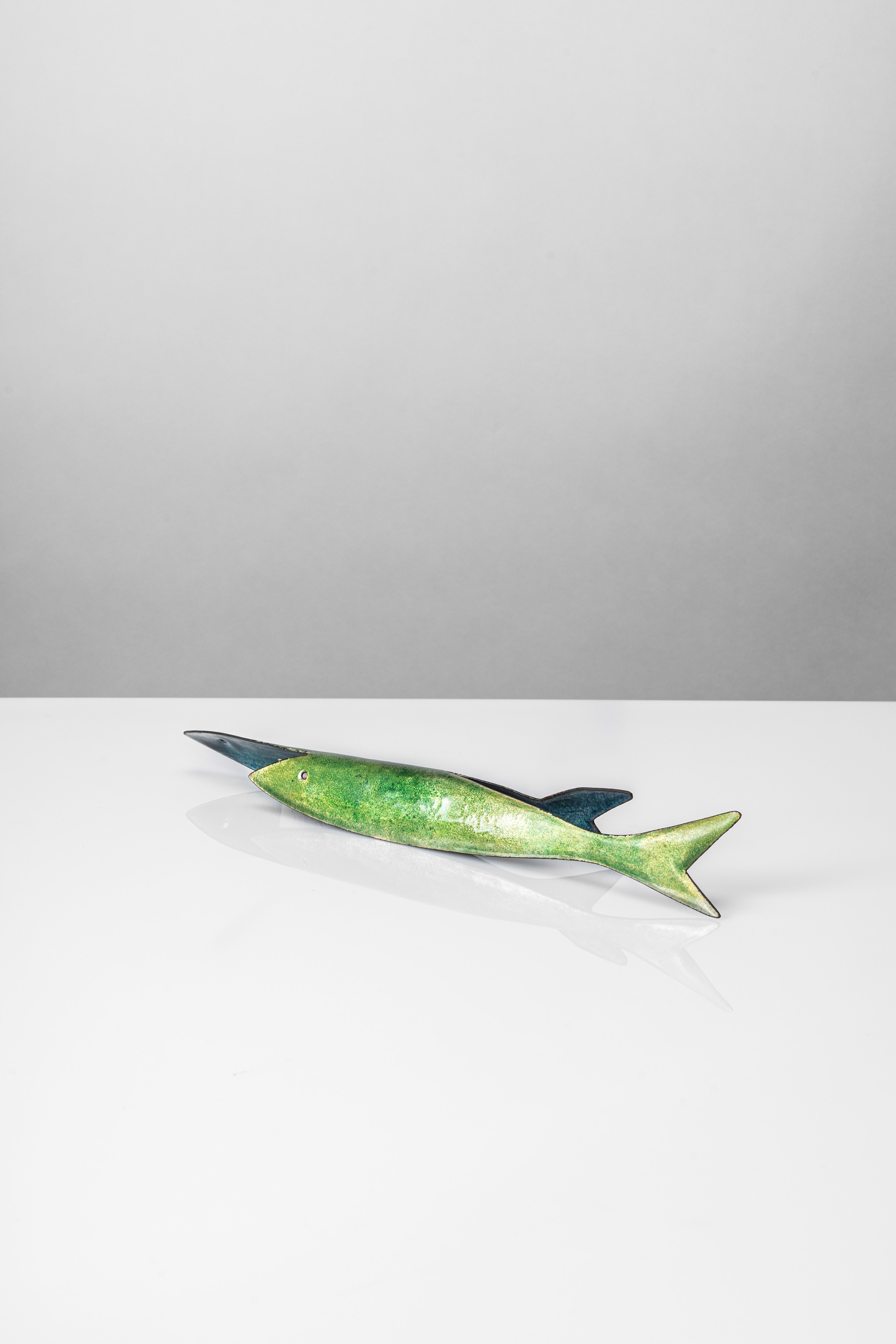 Figura di Pesce a smalti policromi su rame
