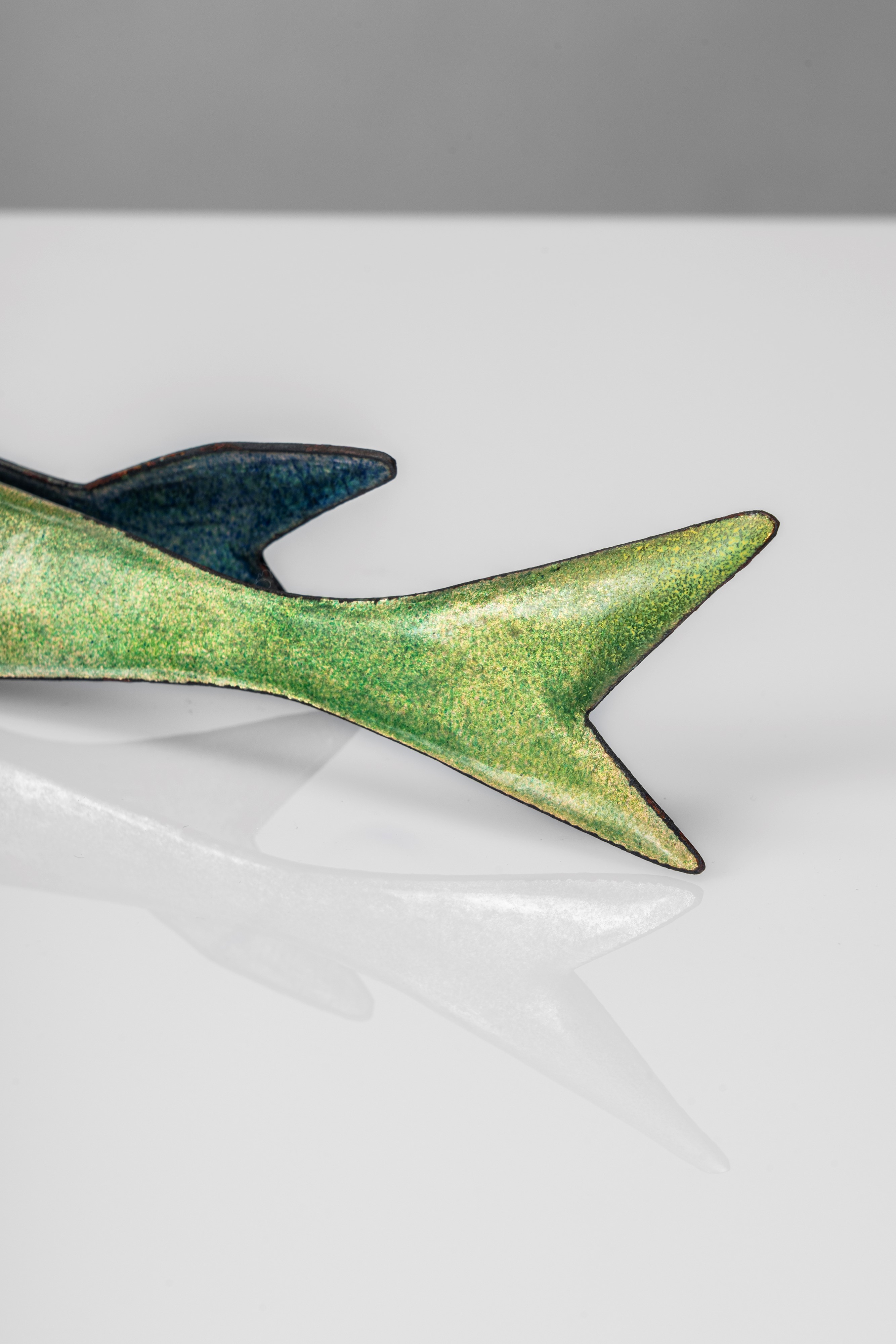 Figura di Pesce a smalti policromi su rame