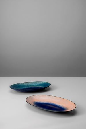 Coppia di vassoi a smalti policromi su rame modello no. 2132