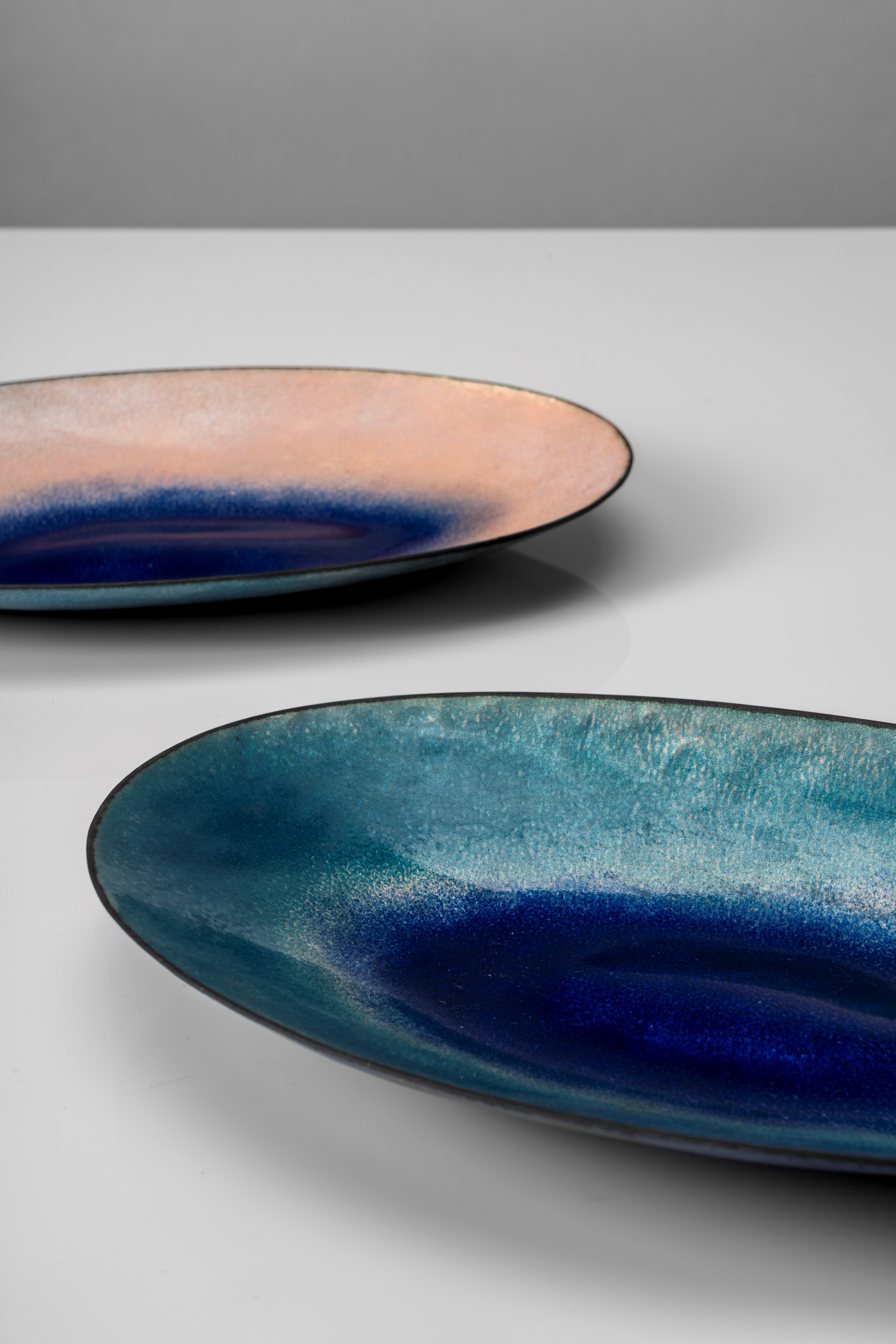 Coppia di vassoi a smalti policromi su rame modello no. 2132