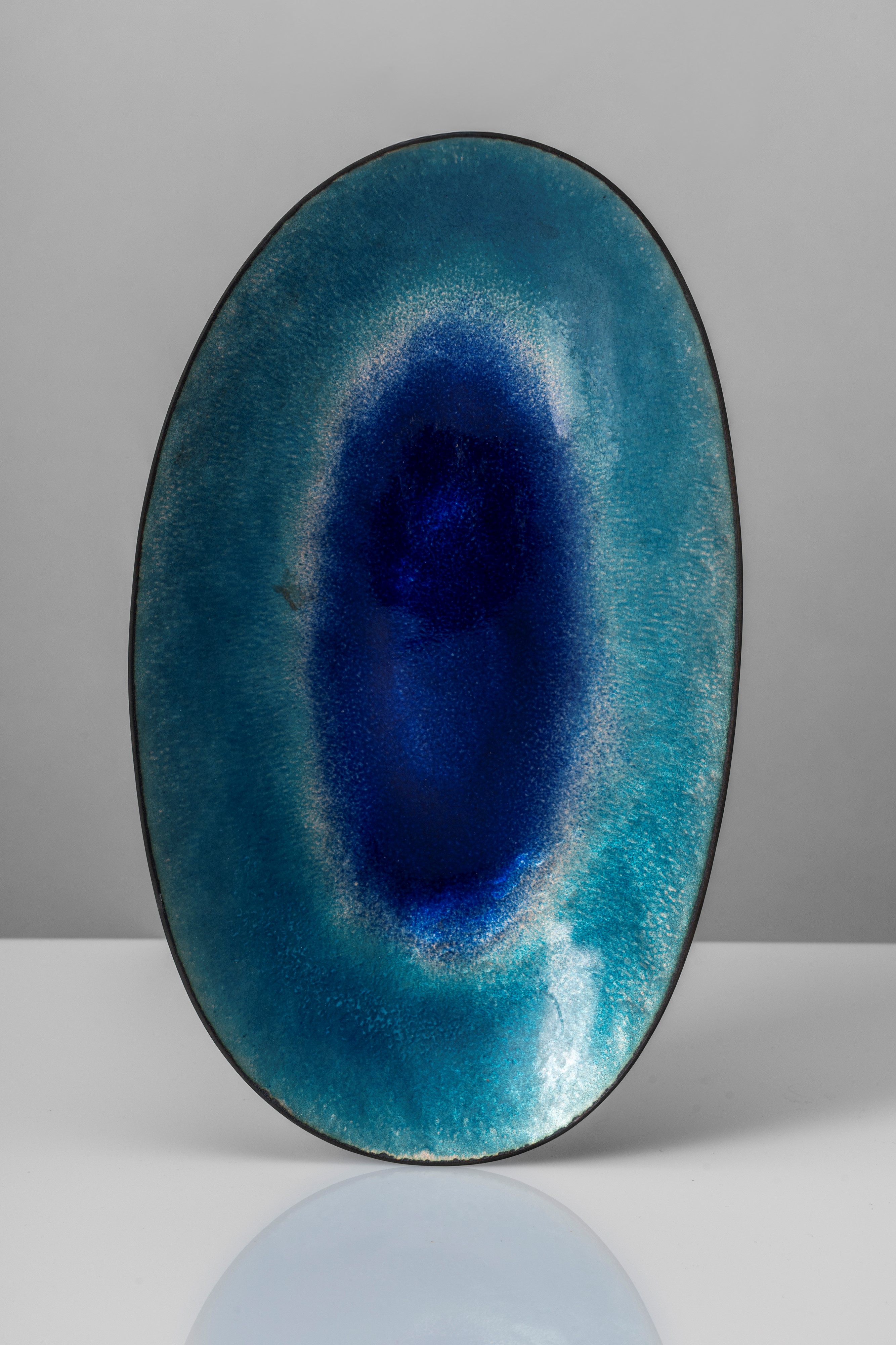 Coppia di vassoi a smalti policromi su rame modello no. 2132