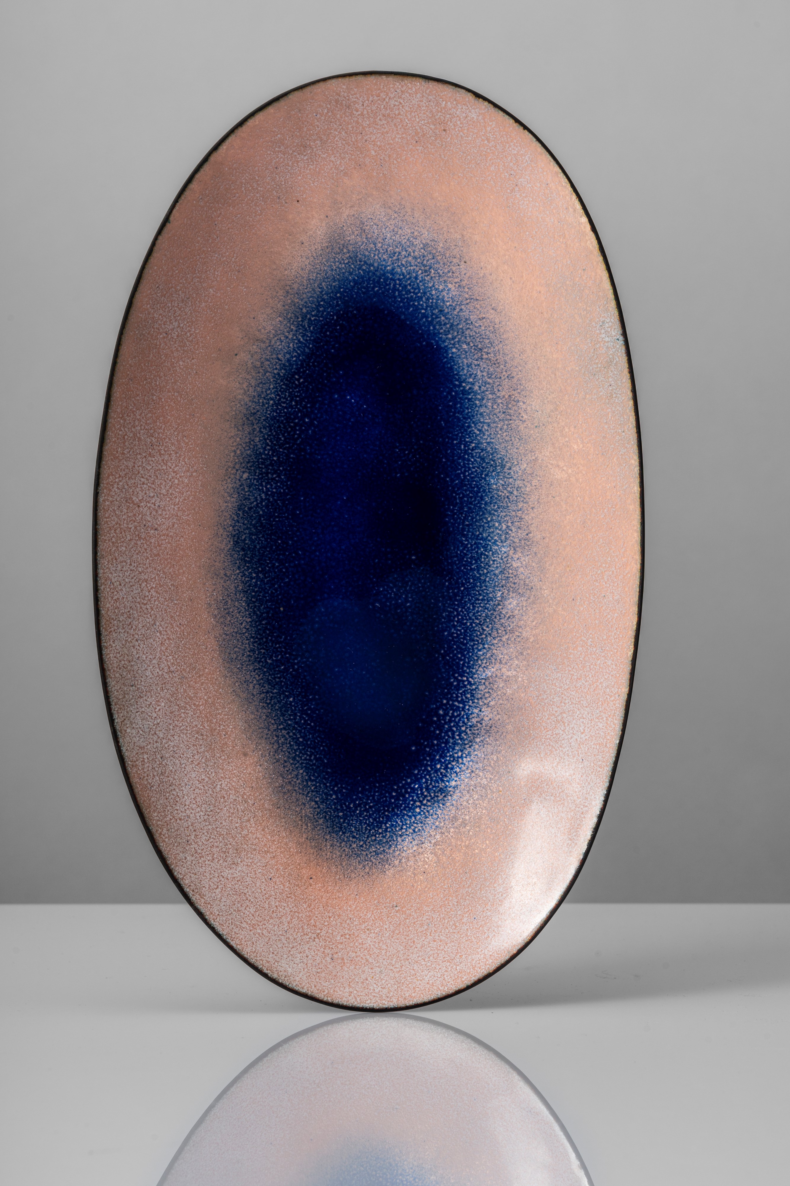 Coppia di vassoi a smalti policromi su rame modello no. 2132