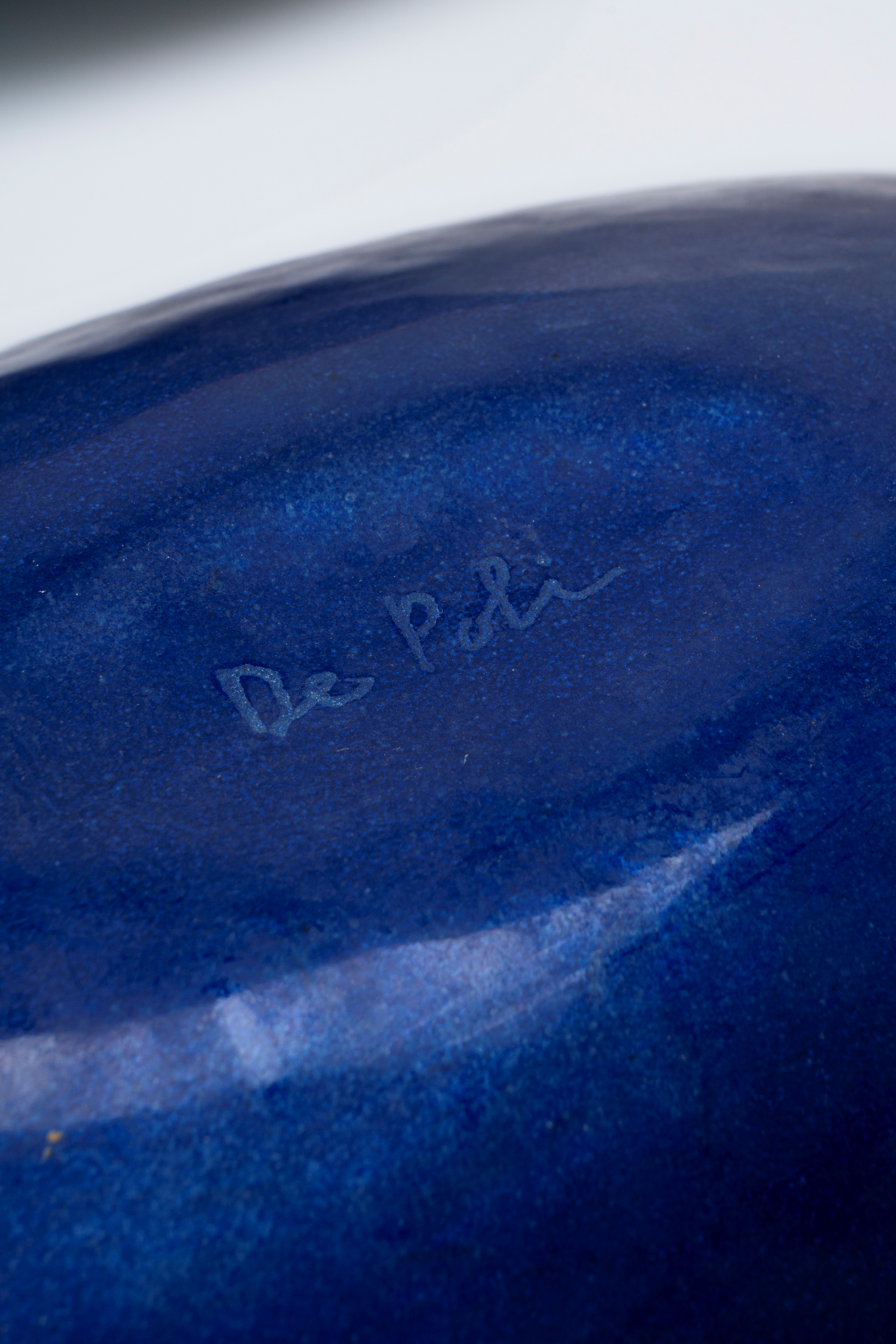 Coppia di vassoi a smalti policromi su rame modello no. 2132