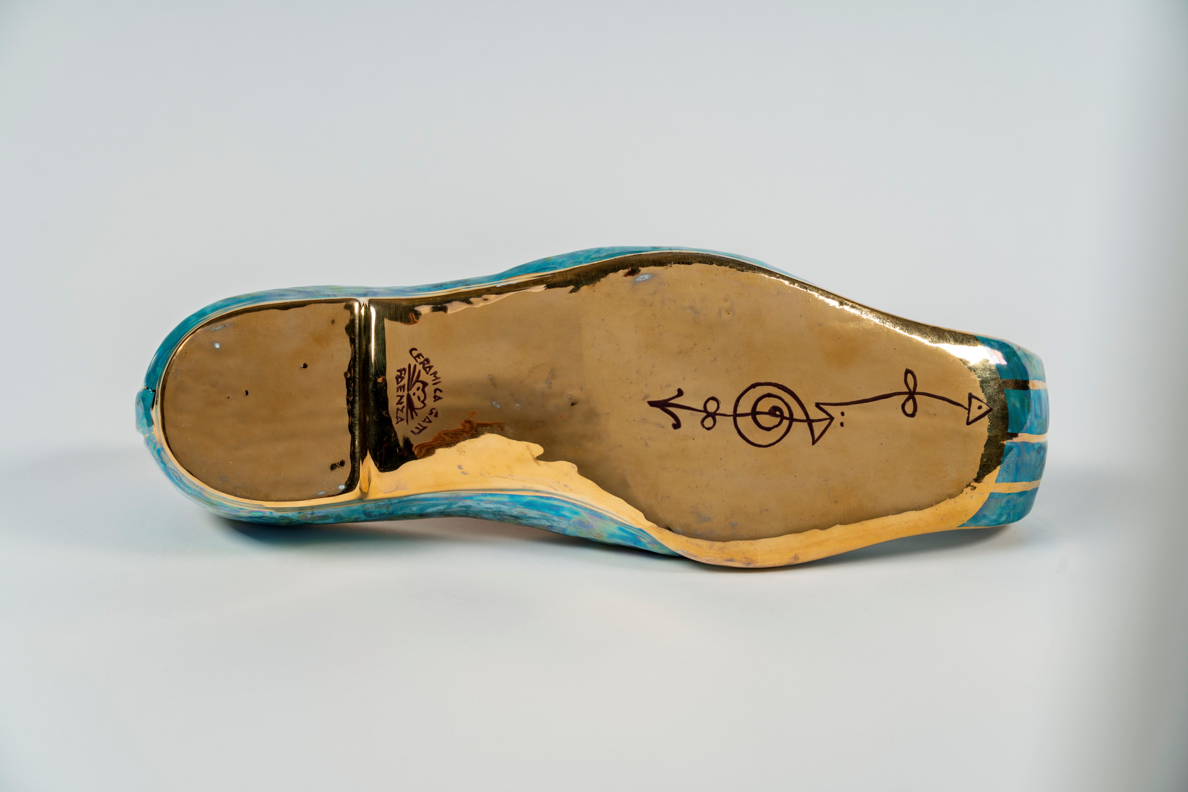 Luigi Ontani - Babbuccia orientale, ceramica policroma